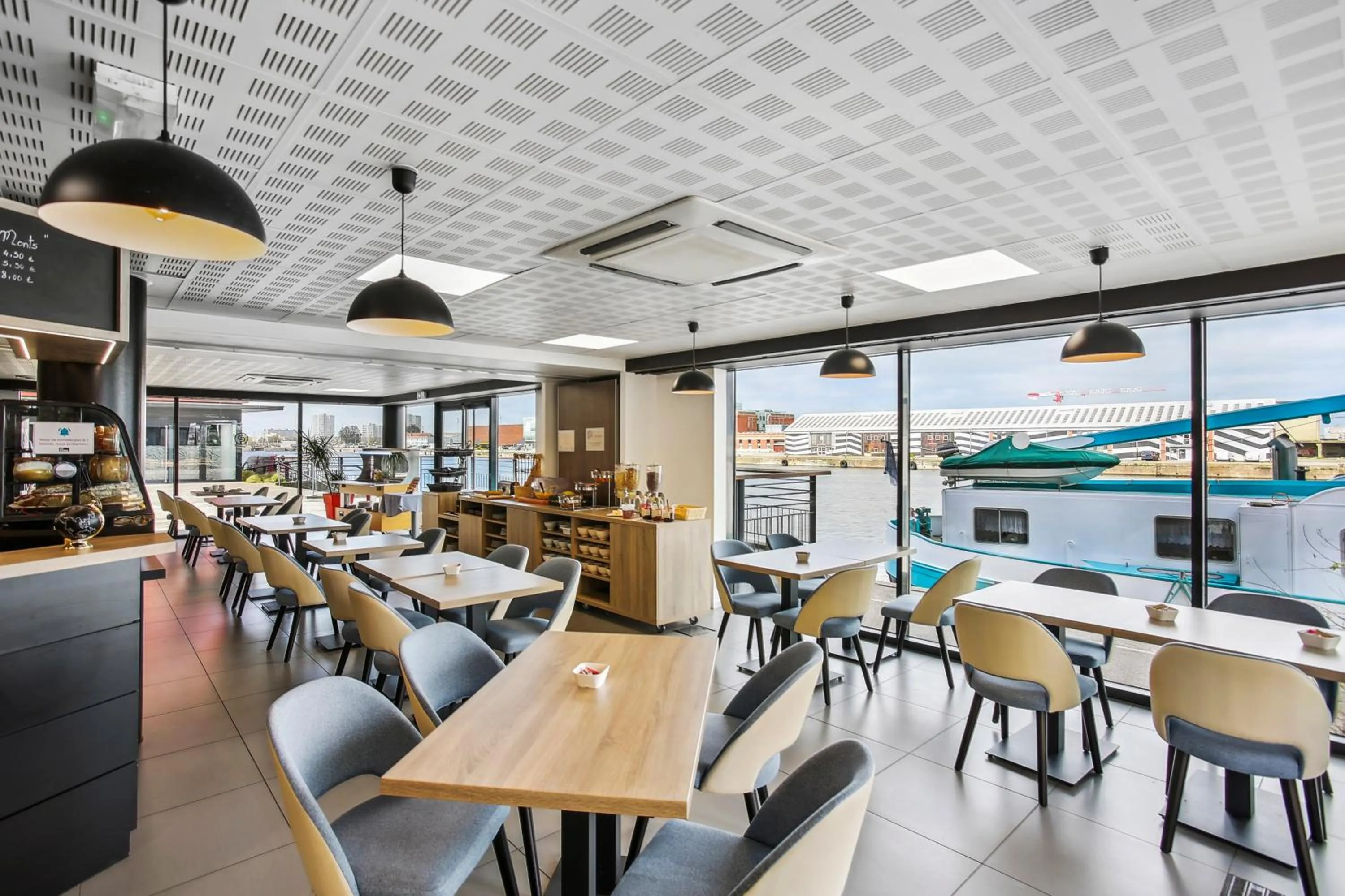 Lounge or bar in All Suites Appart Hôtel - Dunkerque Centre