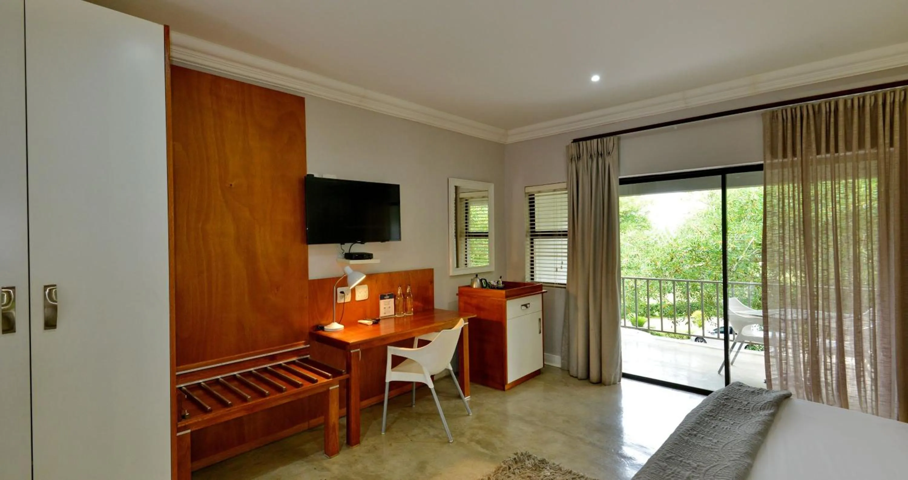Bed, TV/Entertainment Center in Ingwenyama Conference & Sports Resort