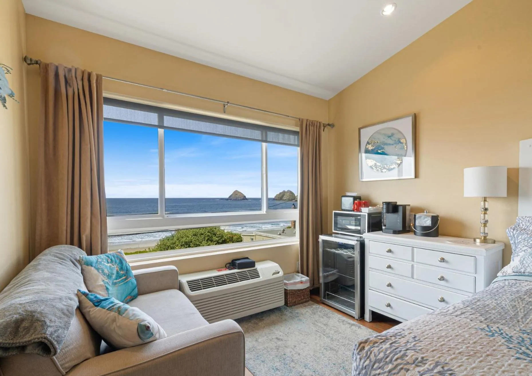 Seating area, Bed in Three Arch Inn