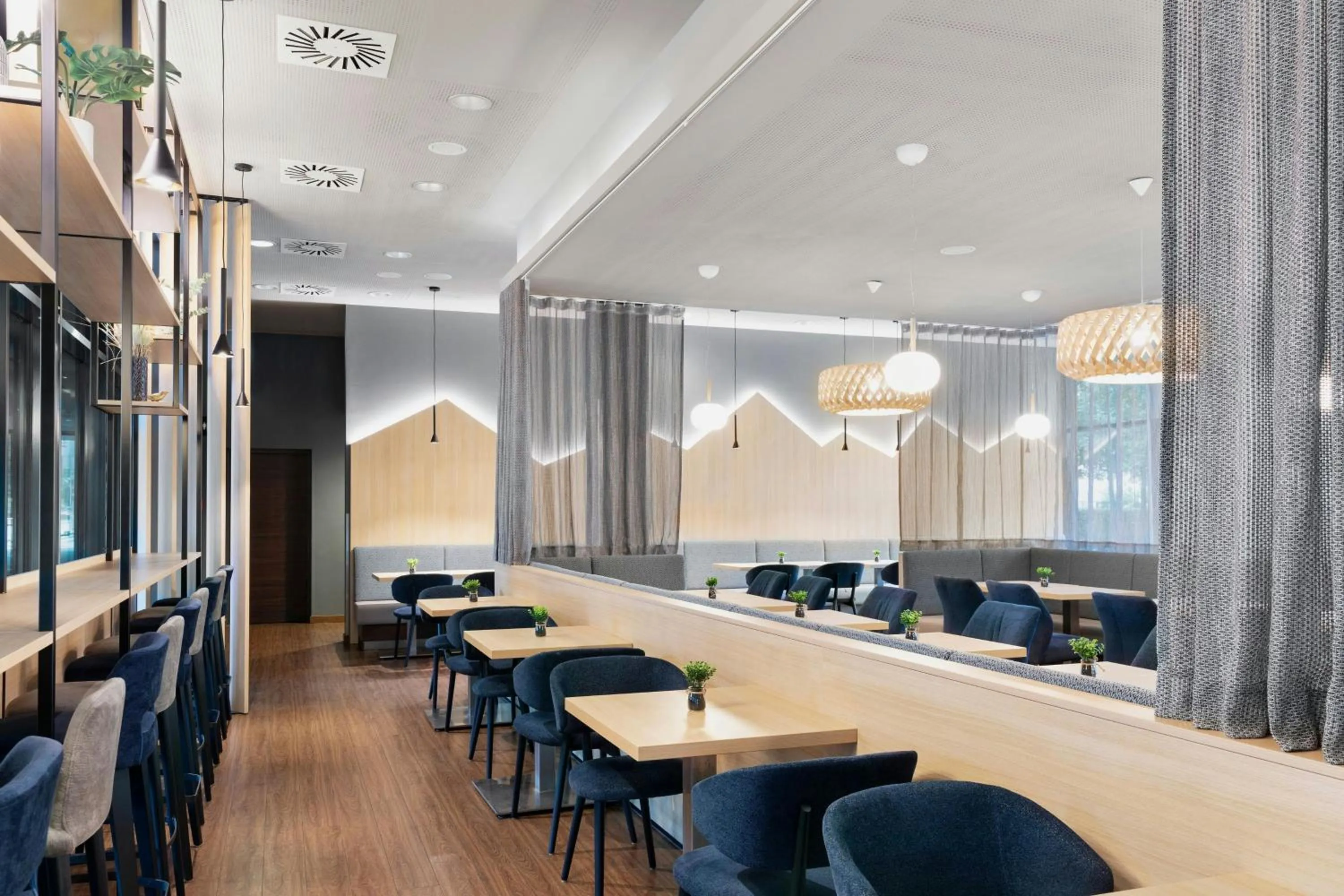Lounge or bar in Courtyard by Marriott Munich City East