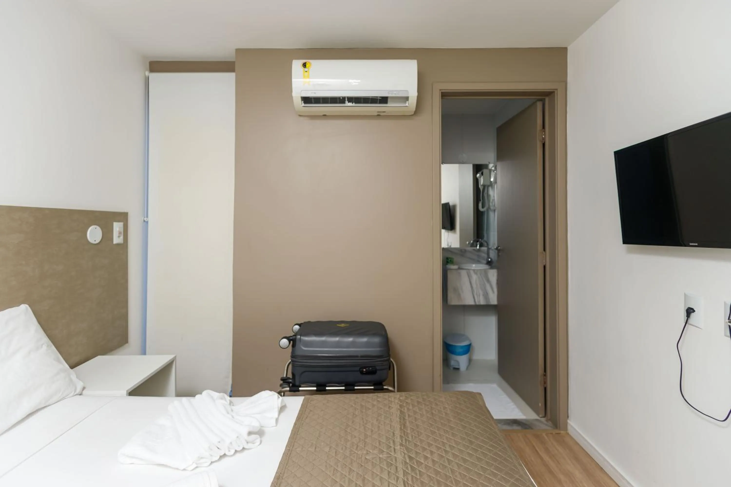 Bedroom, Bed in Zuza Slim Suítes