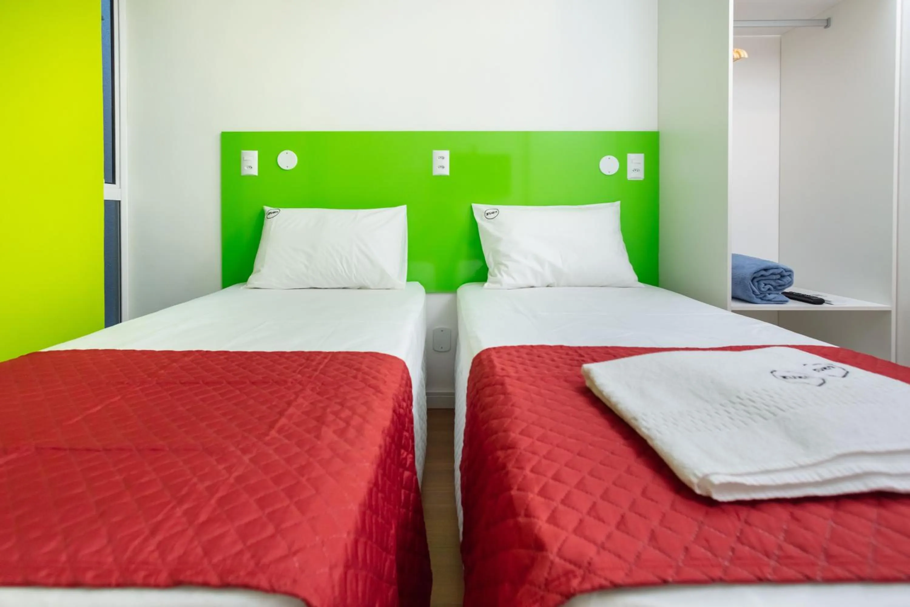 Bedroom, Bed in Zuza Slim Suítes