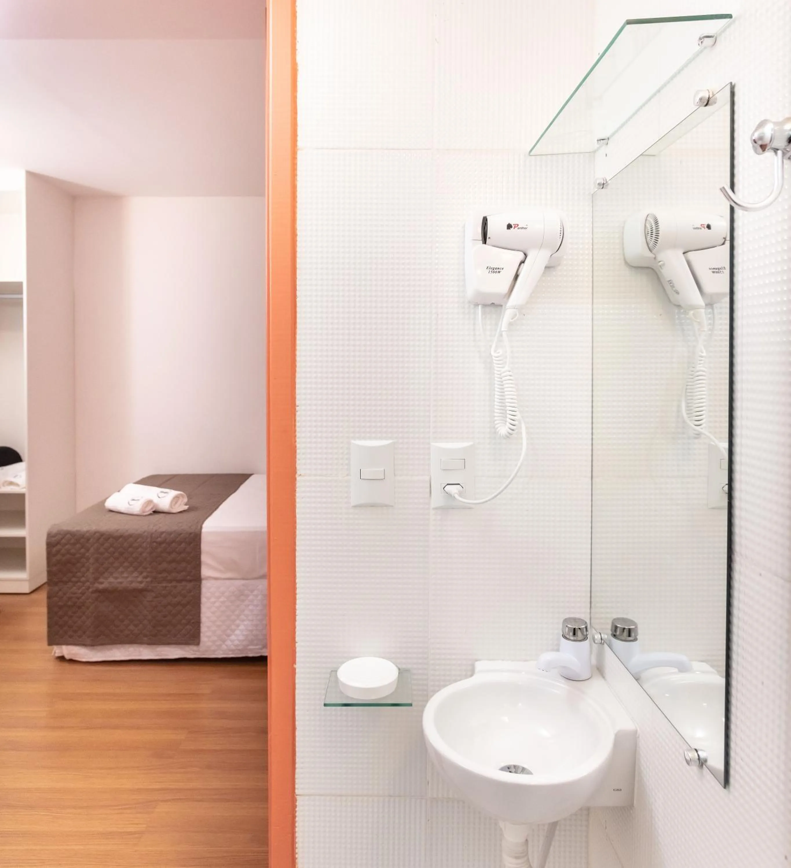 Bathroom, Bed in Zuza Slim Suítes