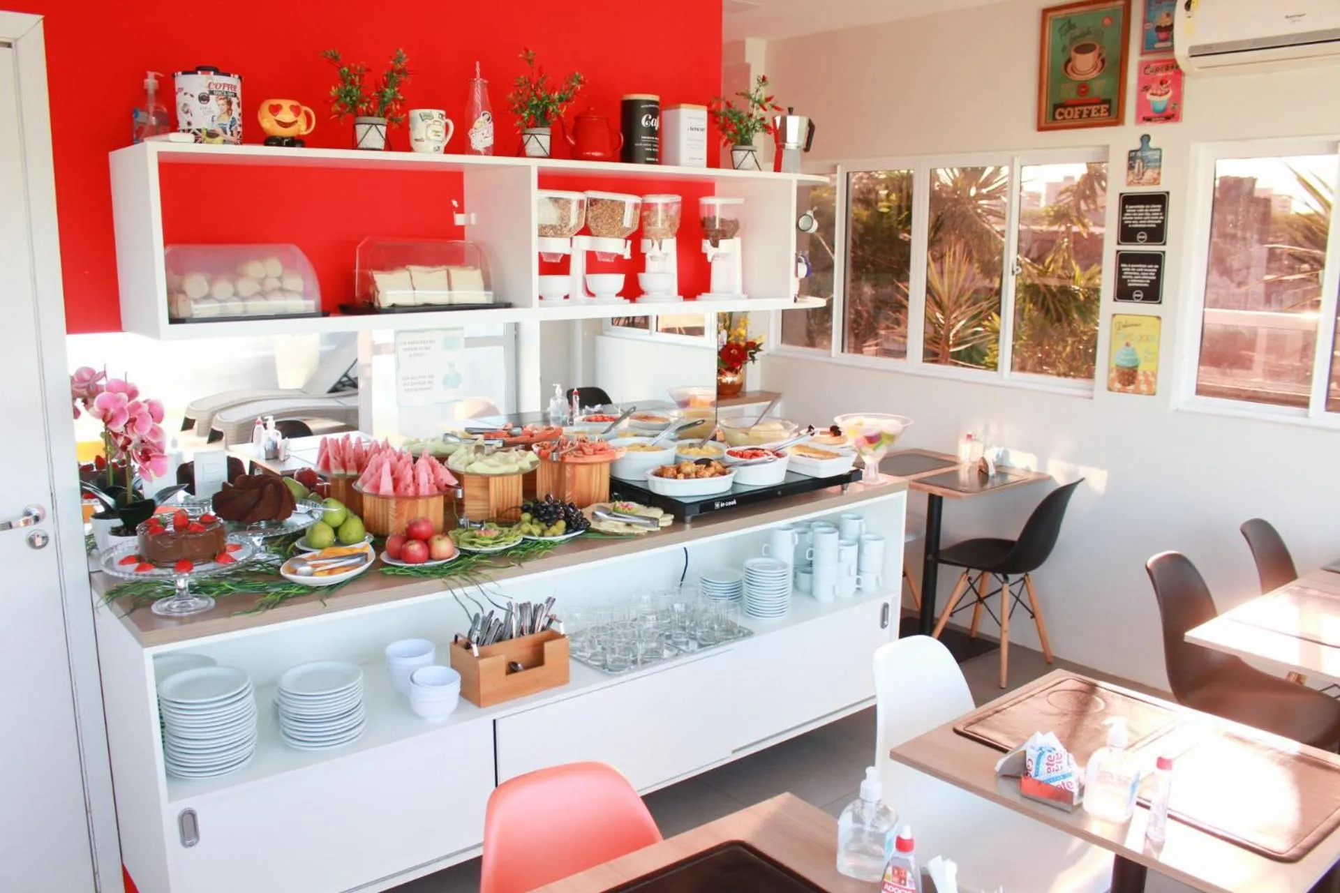 Restaurant/places to eat in Zuza Slim Suítes