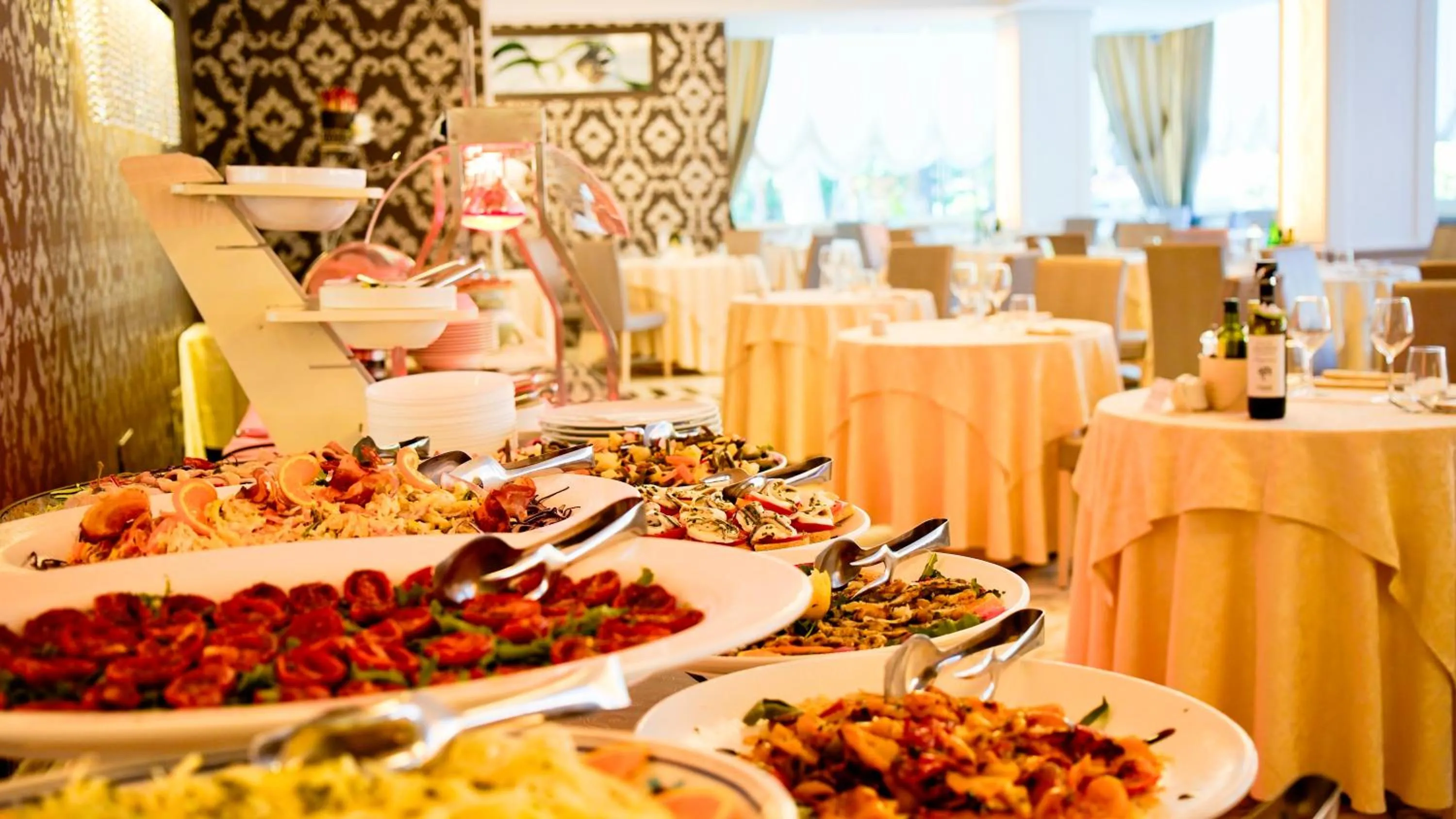 Restaurant/places to eat in Hotel Alexander