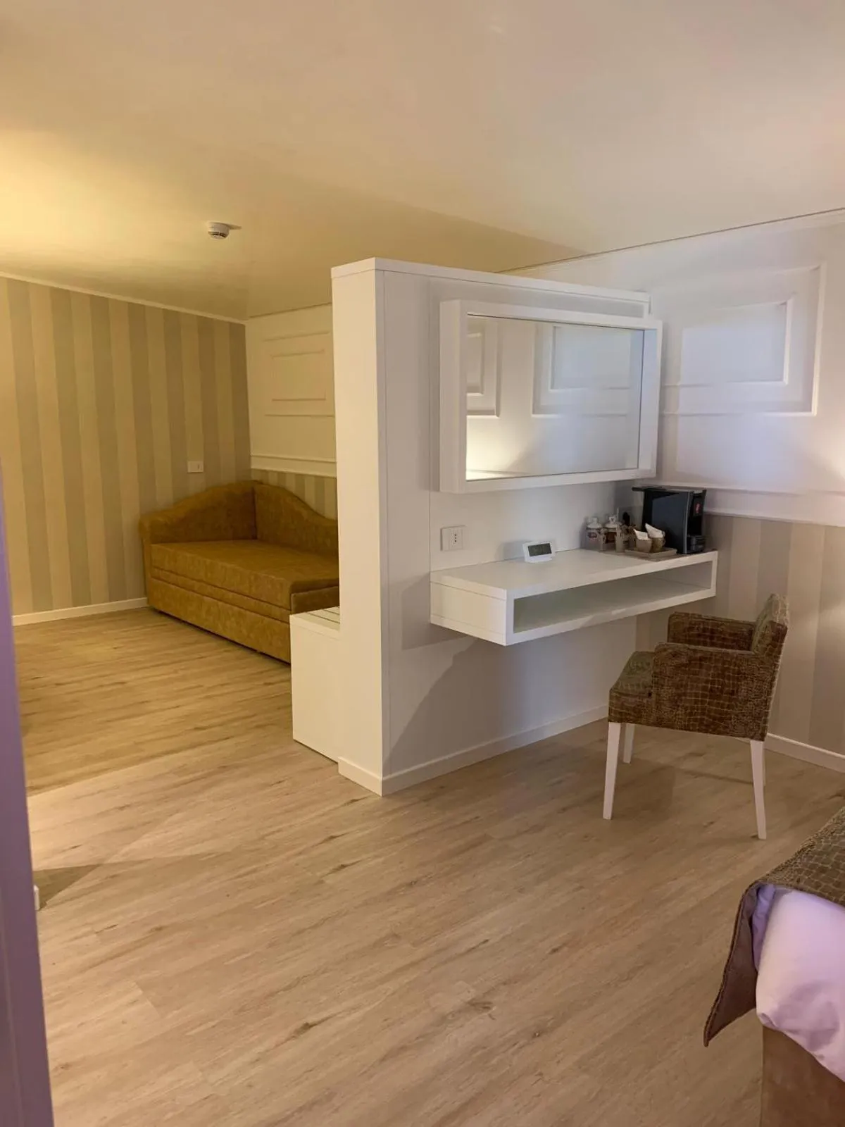 Living room, Bed in Hotel Alexander