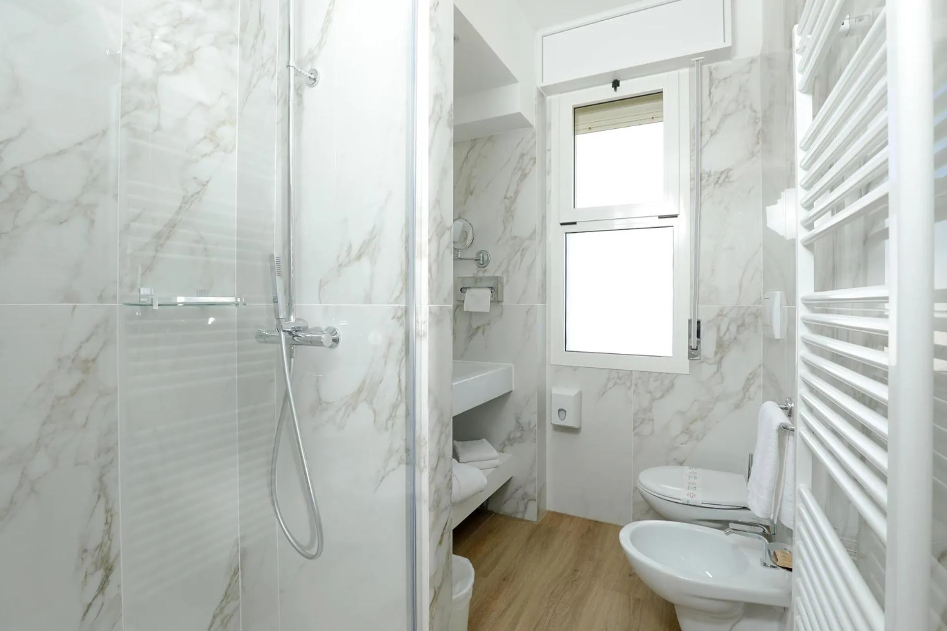 Shower in Hotel Alexander