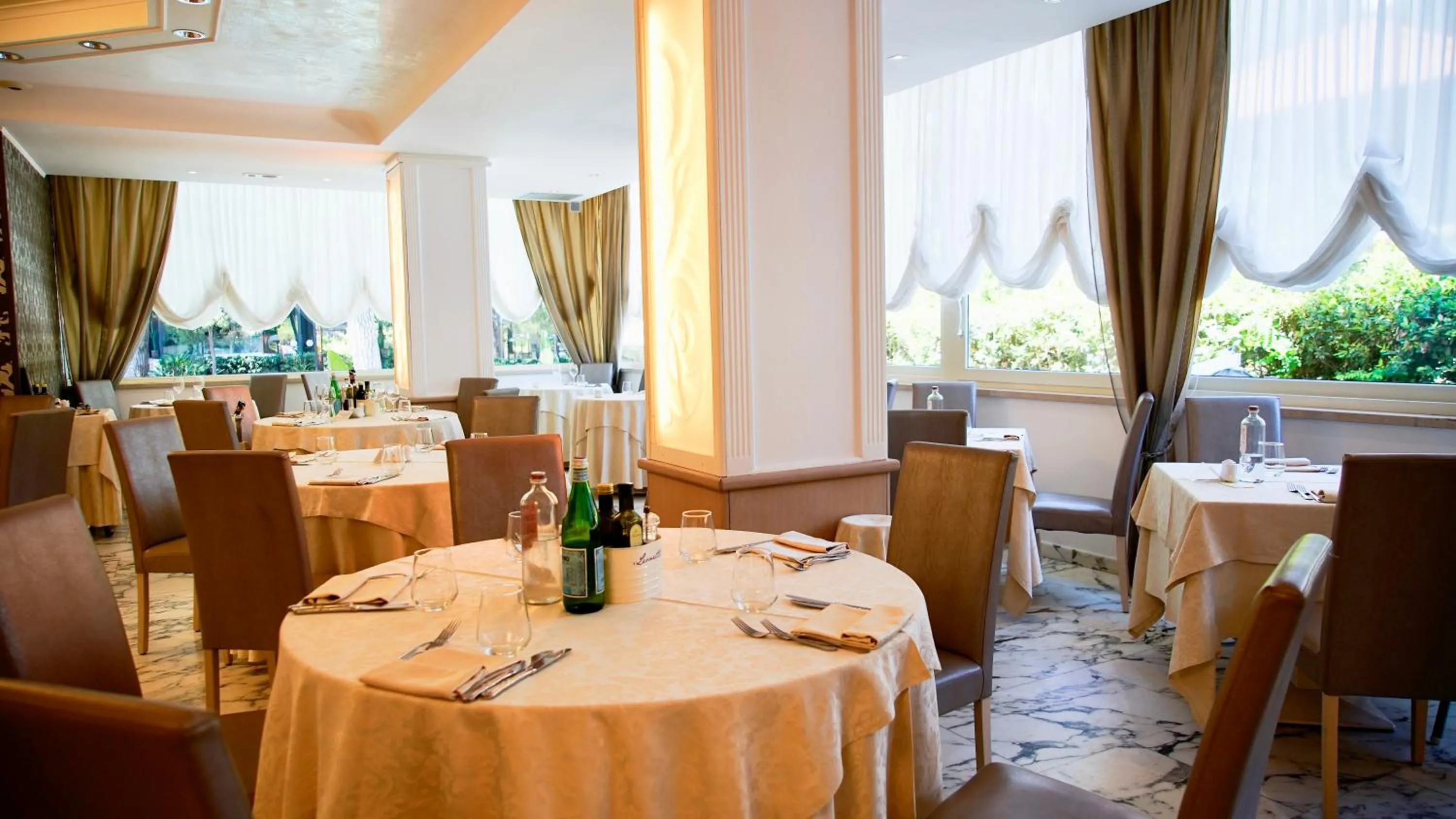 Restaurant/places to eat in Hotel Alexander