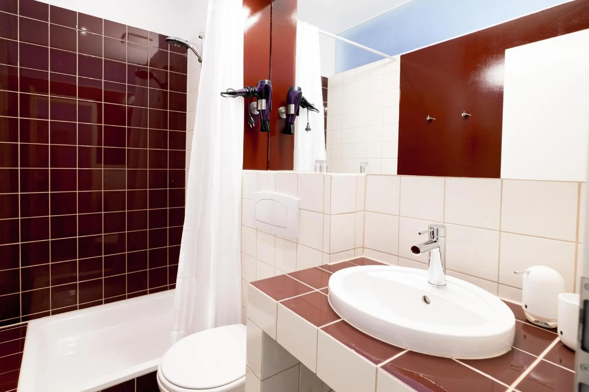 Shower in Jasper's Boutique Hotel