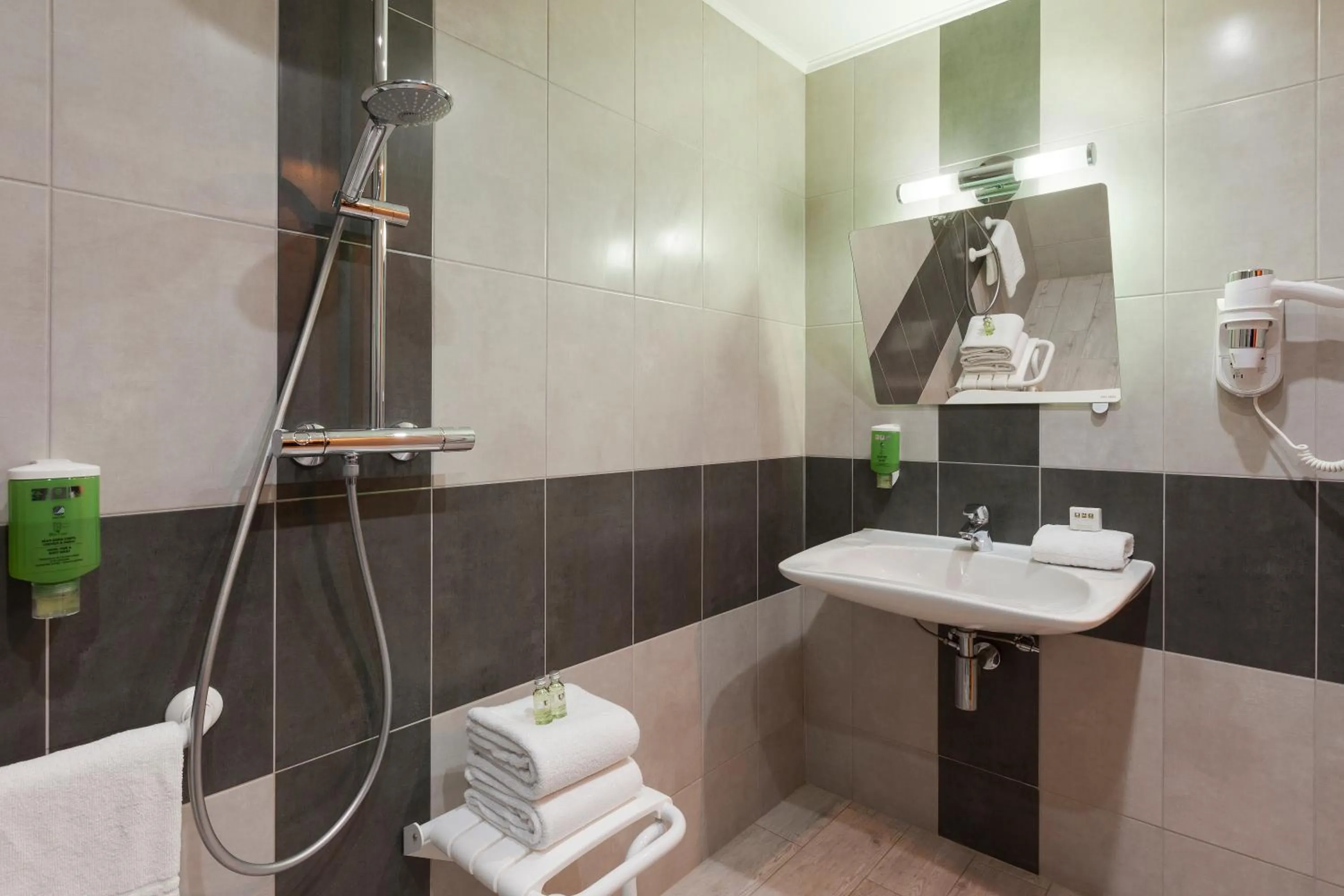 Shower in Comfort Hotel Orléans Olivet Provinces
