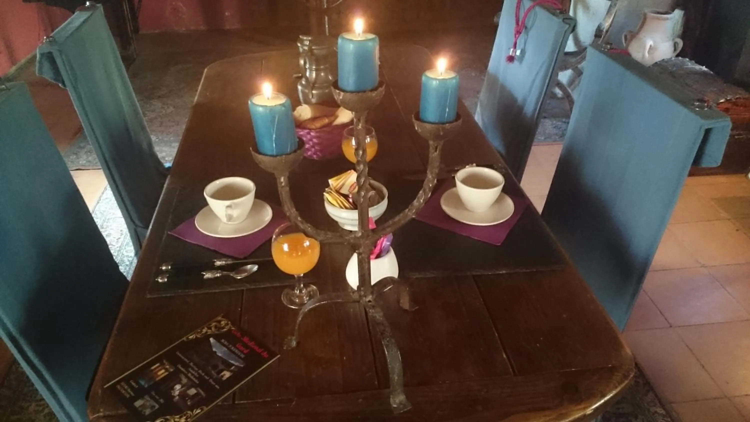 Food and drinks in Suite Médiévale 40m2 chambre d' hôte du Mas Fabrègue