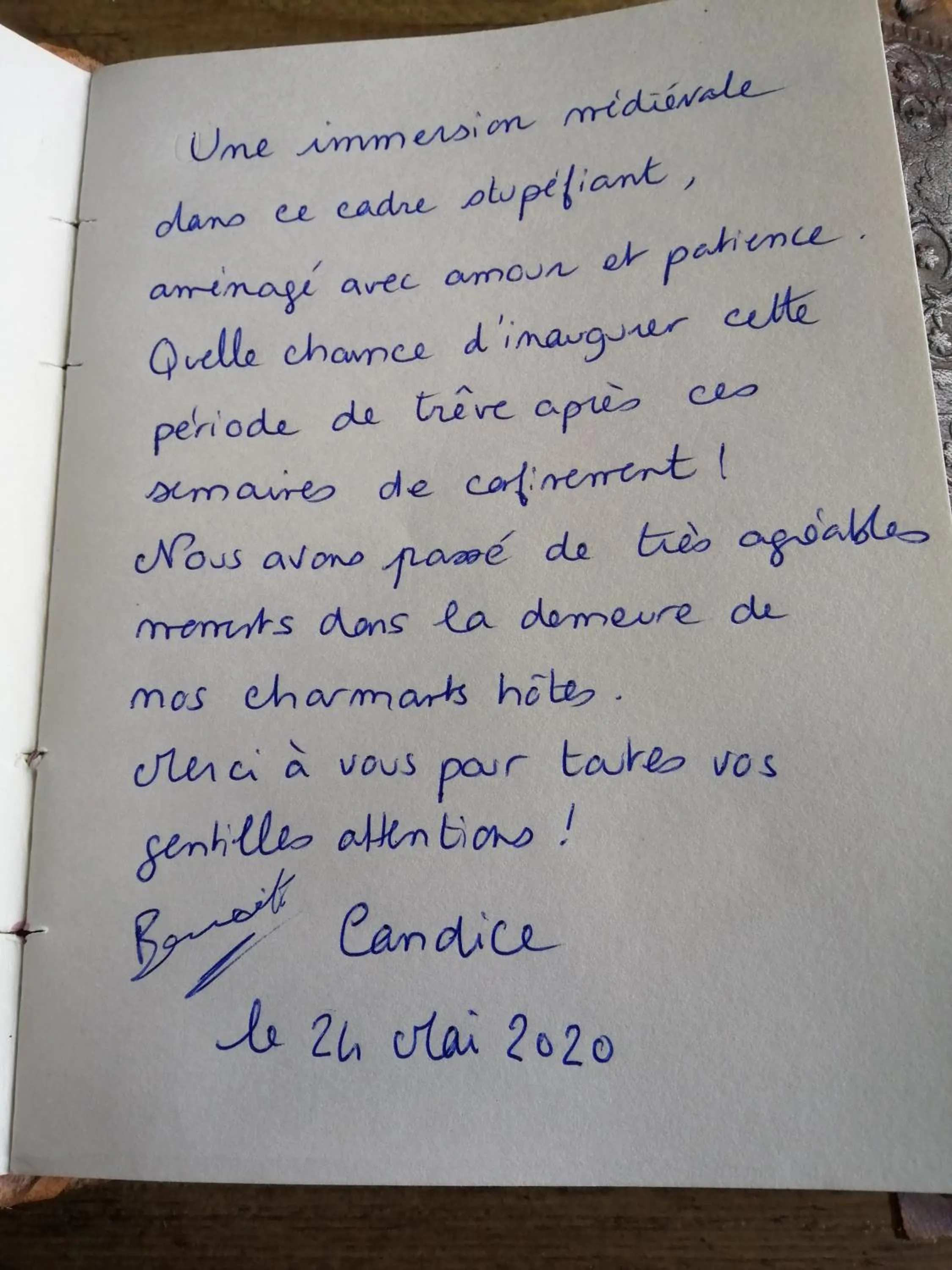 group of guests in Suite Médiévale 40m2 chambre d' hôte du Mas Fabrègue