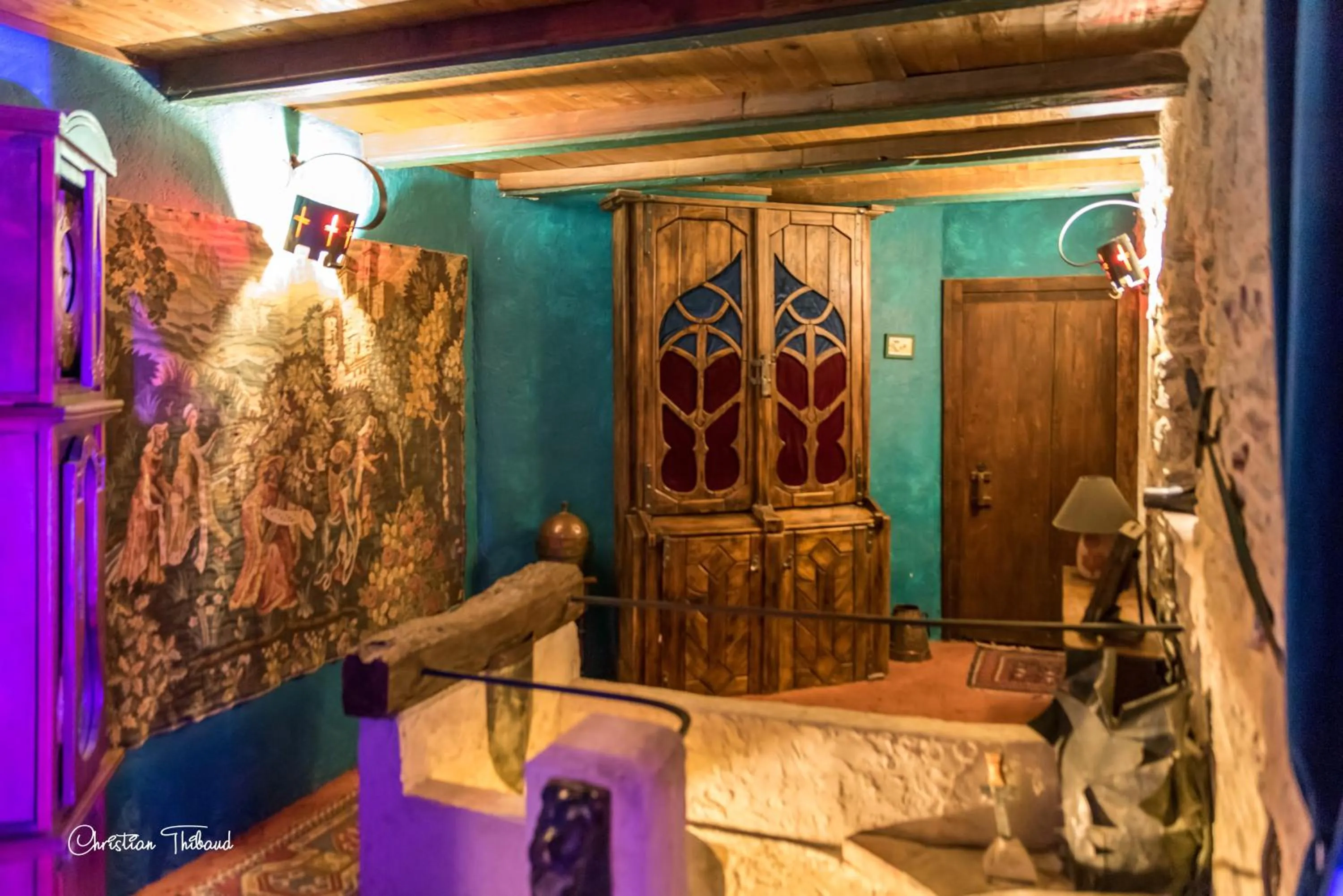 Decorative detail in Suite Médiévale 40m2 chambre d' hôte du Mas Fabrègue