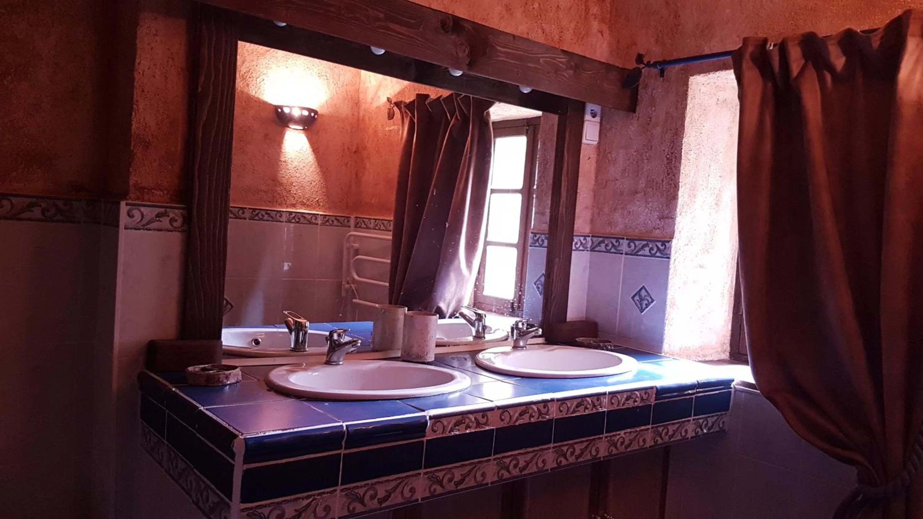 Bathroom in Suite Médiévale 40m2 chambre d' hôte du Mas Fabrègue