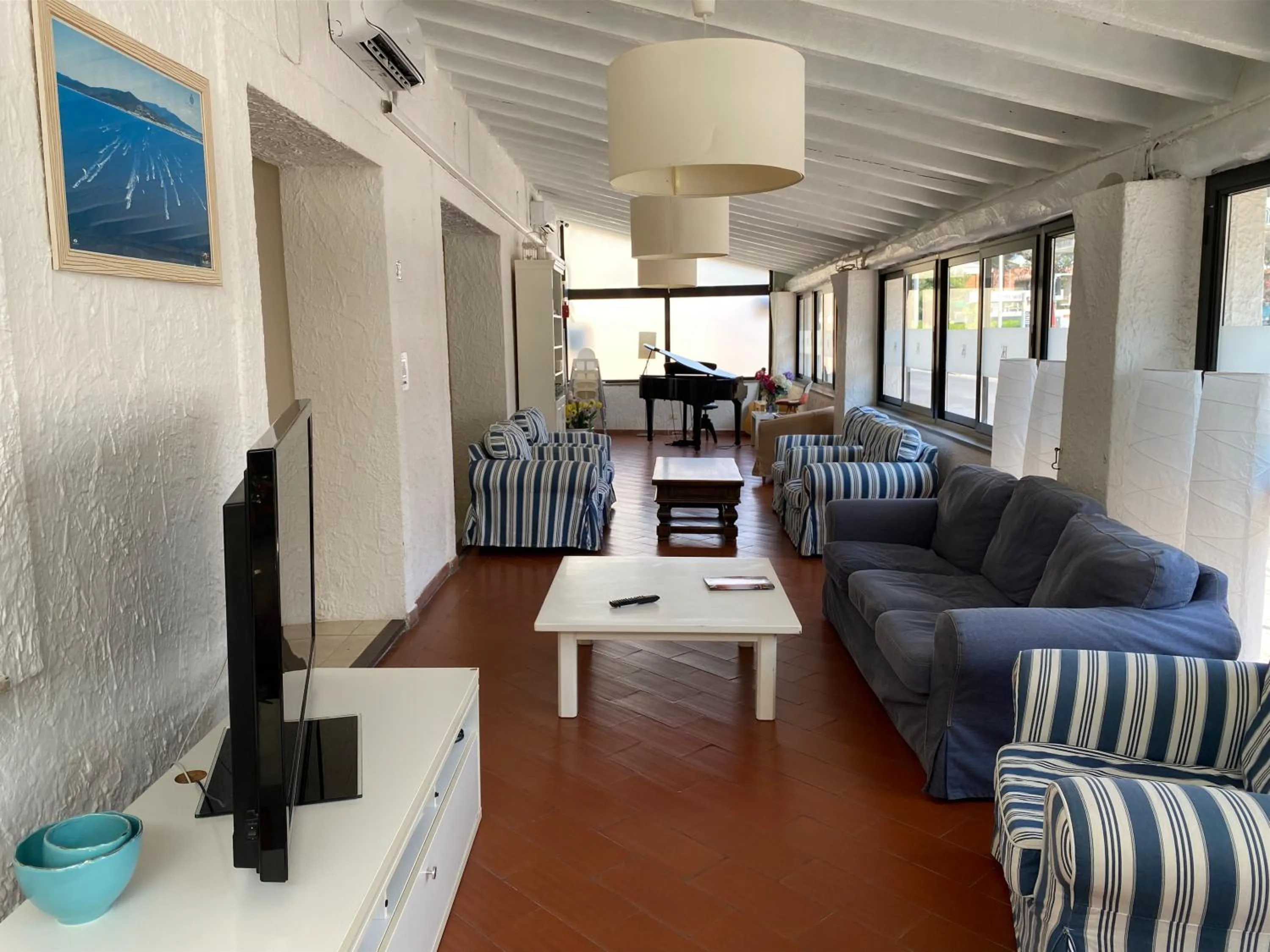 Communal lounge/ TV room in Hotel Kinda