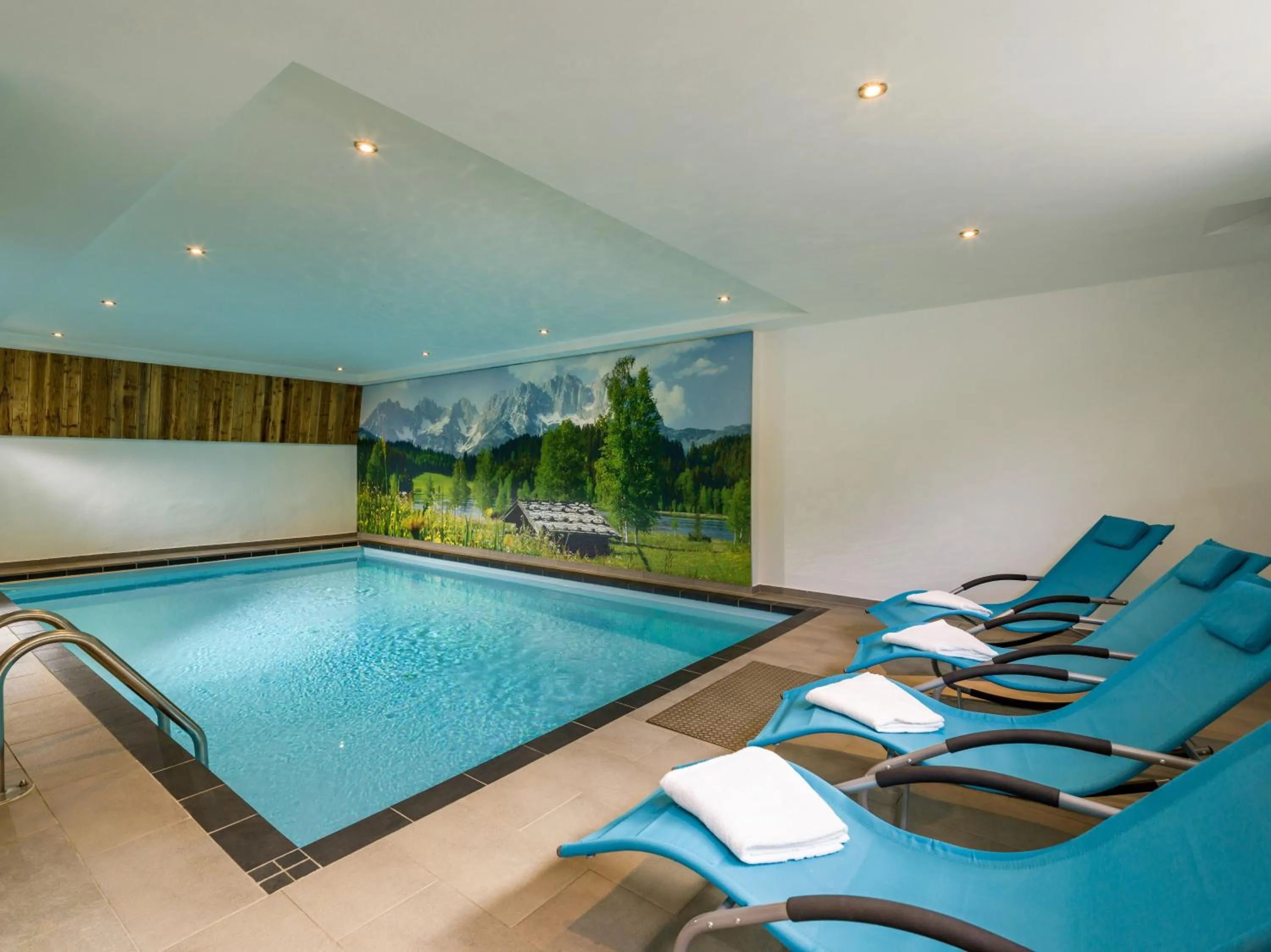 Swimming pool in Haus Tirol