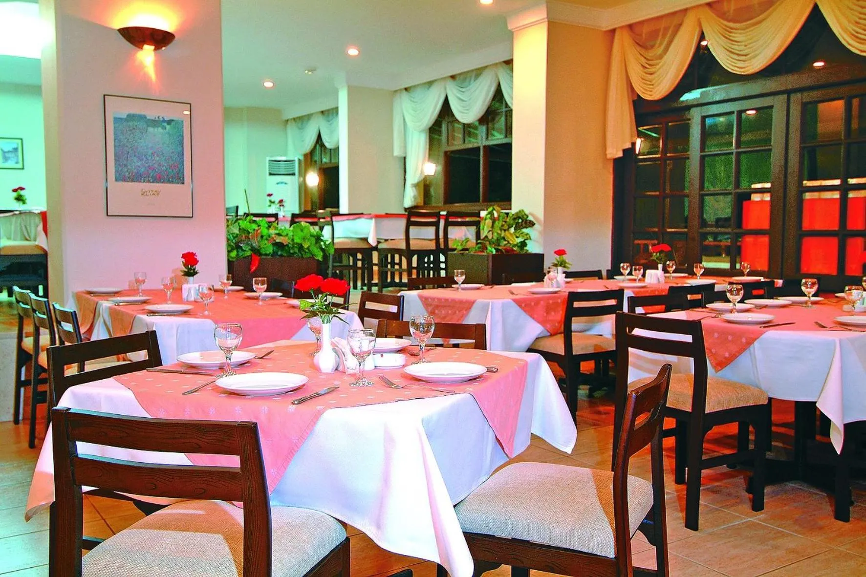 Restaurant/places to eat in Anitas Hotel