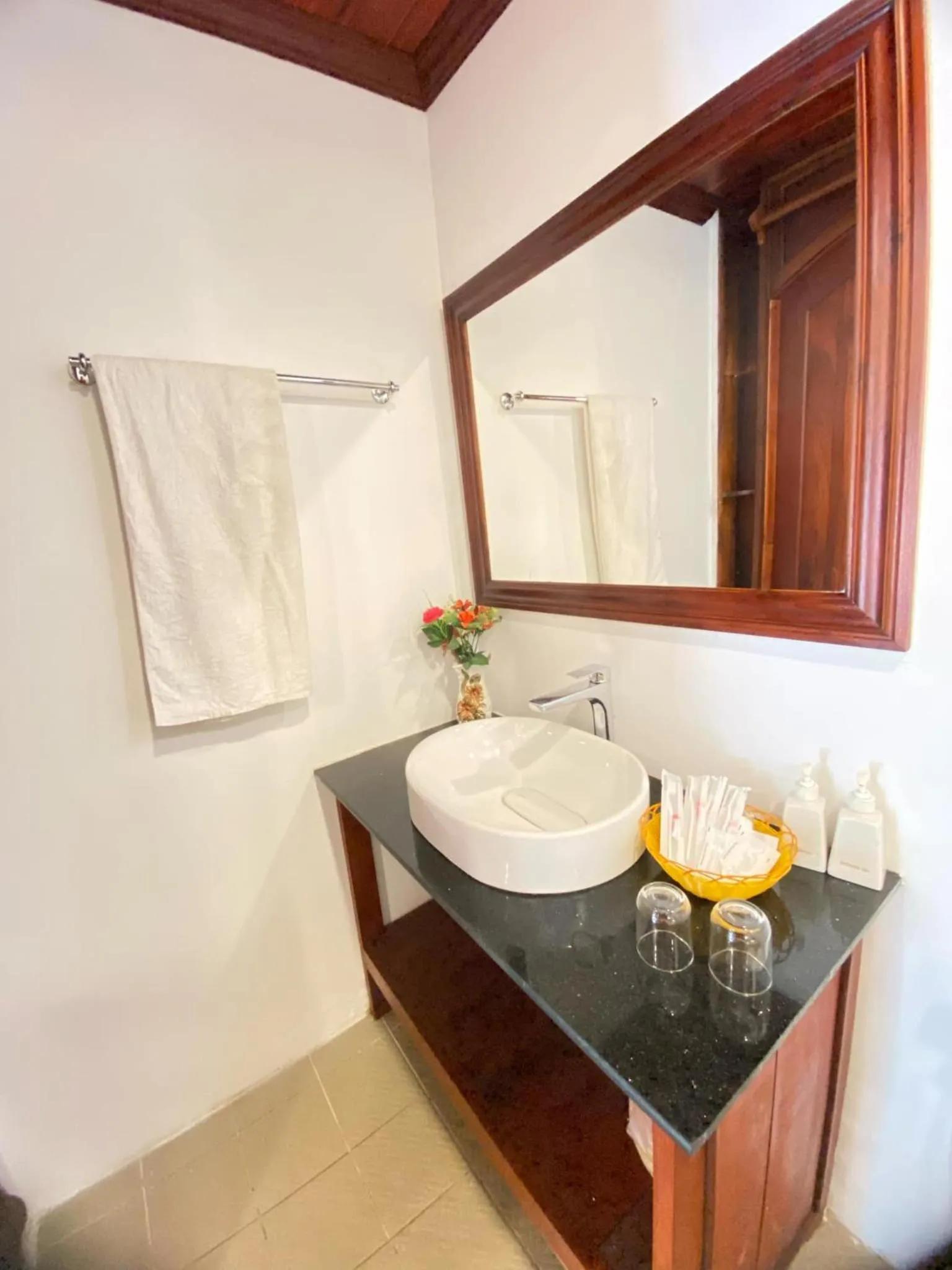 Bathroom in Luang Prabang Villa Sirikili River View
