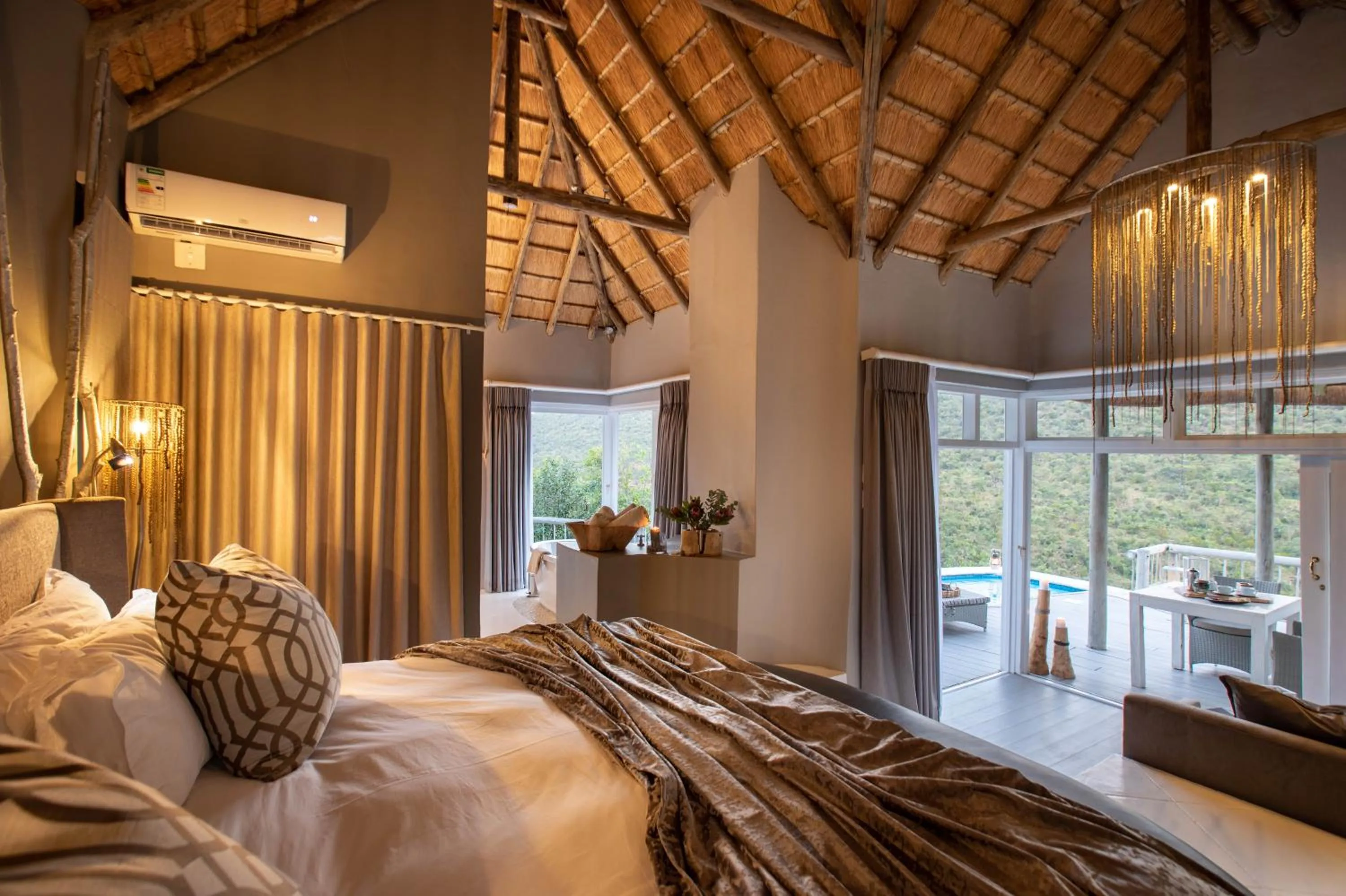Photo of the whole room, Bed in Clifftop Exclusive Safari Hideaway