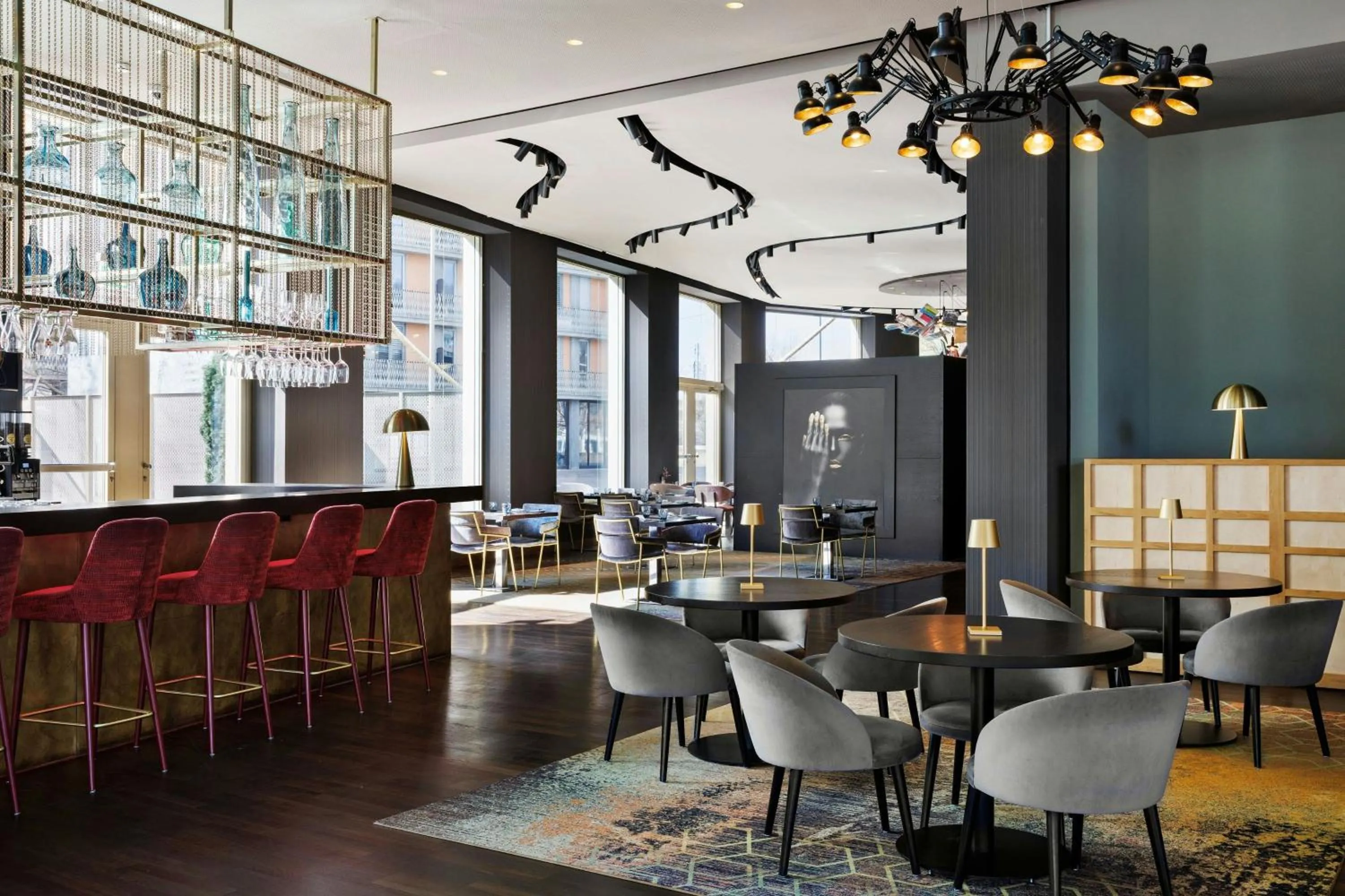 Lounge or bar in Renaissance Zurich Tower Hotel