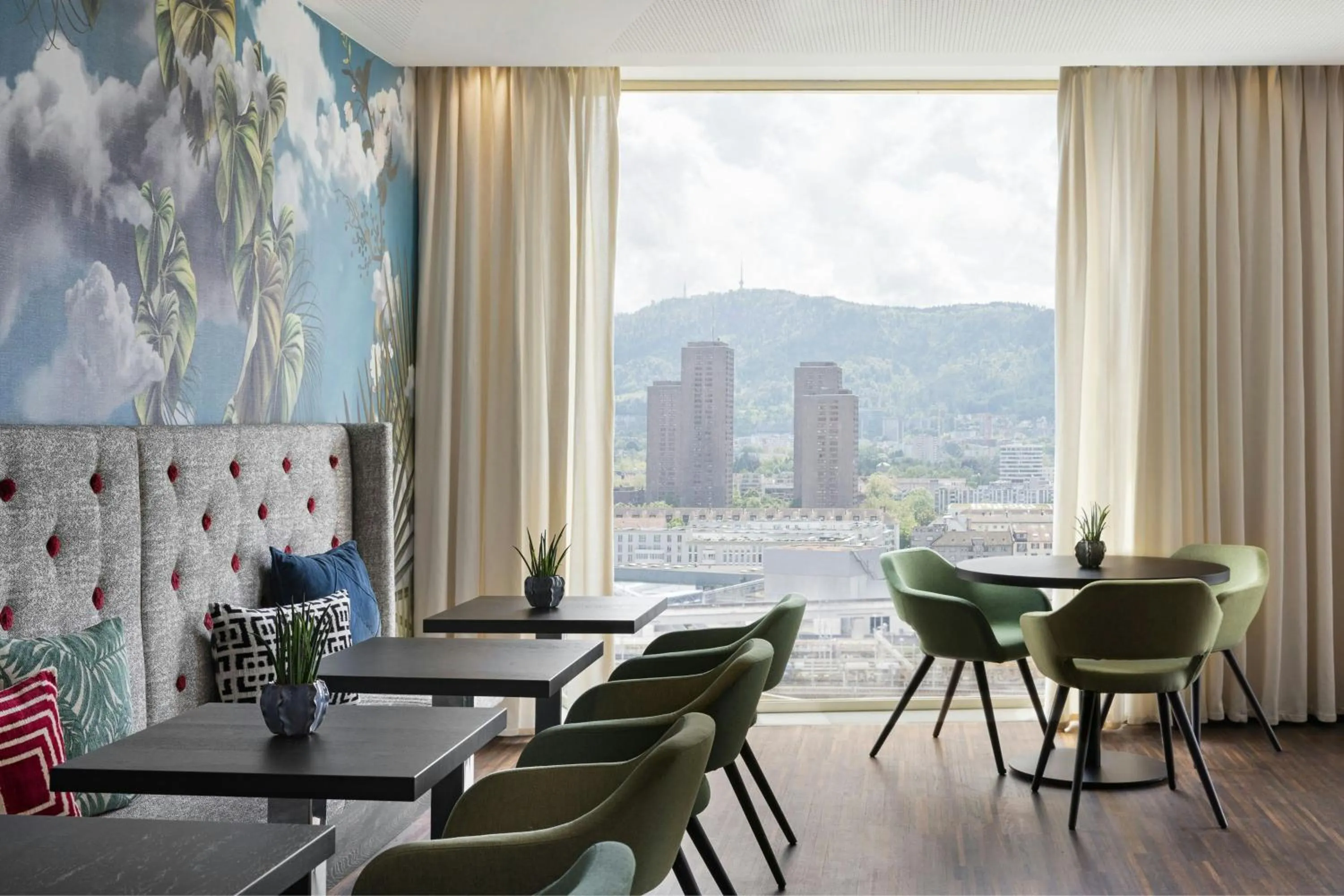 Lounge or bar in Renaissance Zurich Tower Hotel