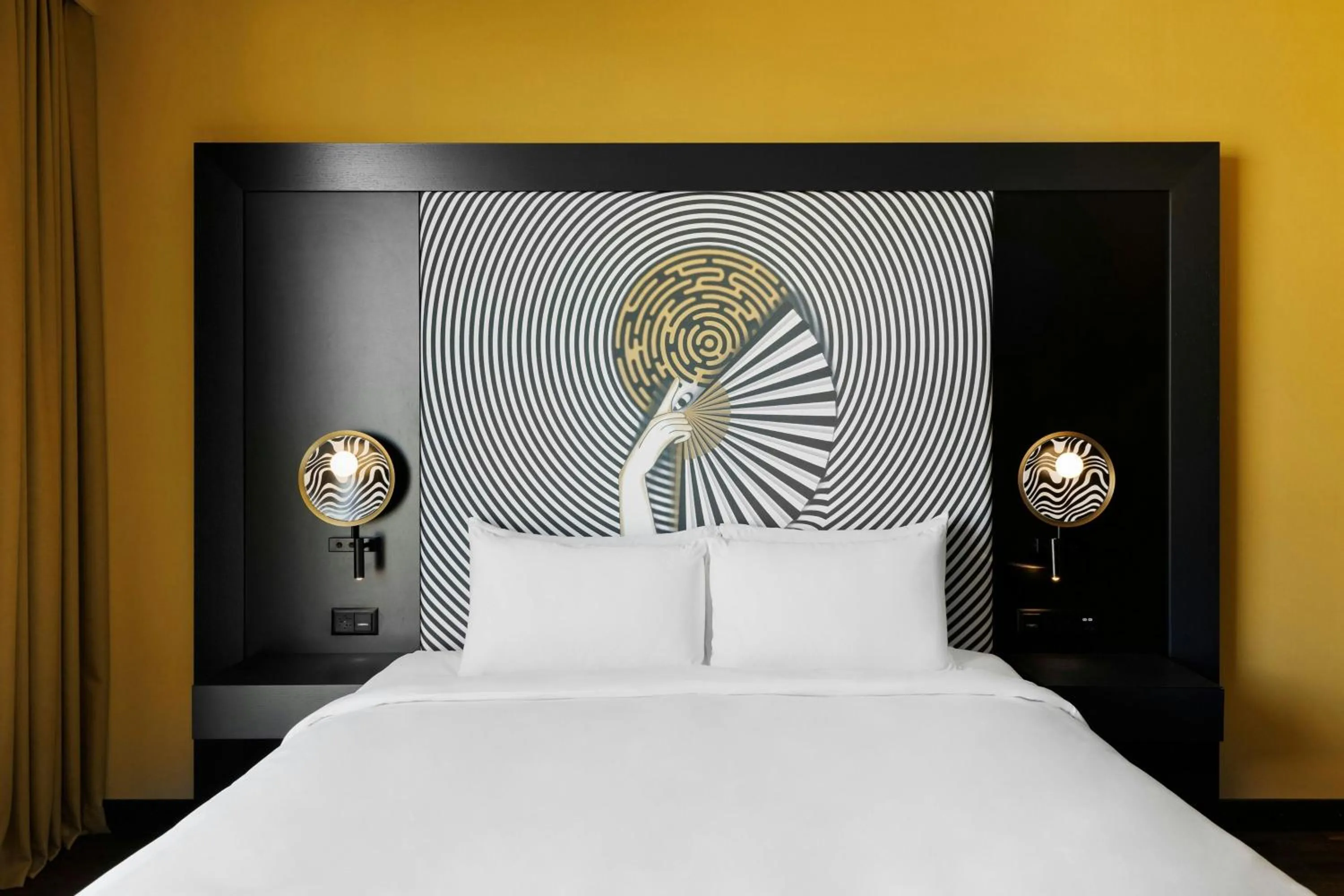 Photo of the whole room, Bed in Renaissance Zurich Tower Hotel