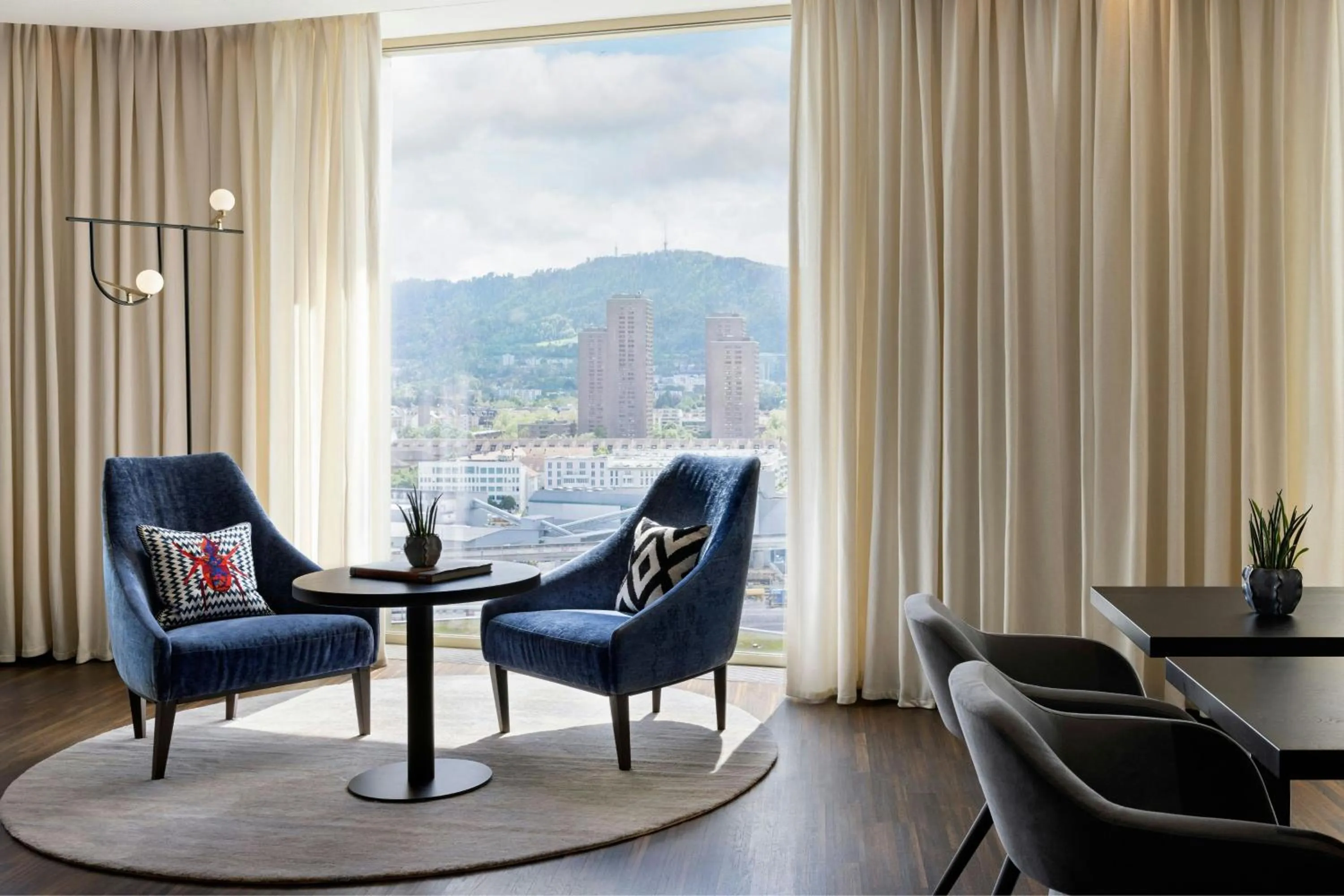 Lounge or bar in Renaissance Zurich Tower Hotel