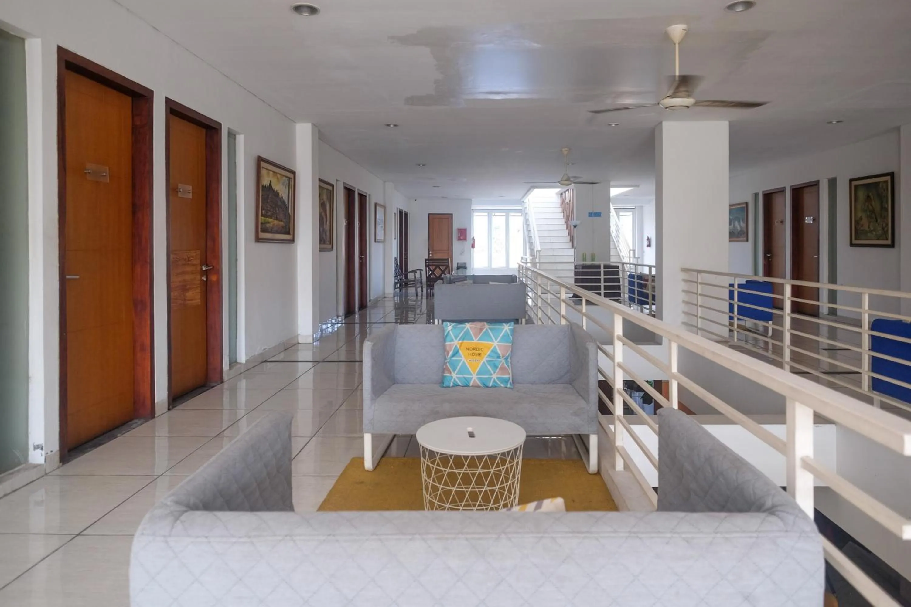 Seating area in Sans Hotel Prime Cailendra Yogyakarta by RedDoorz