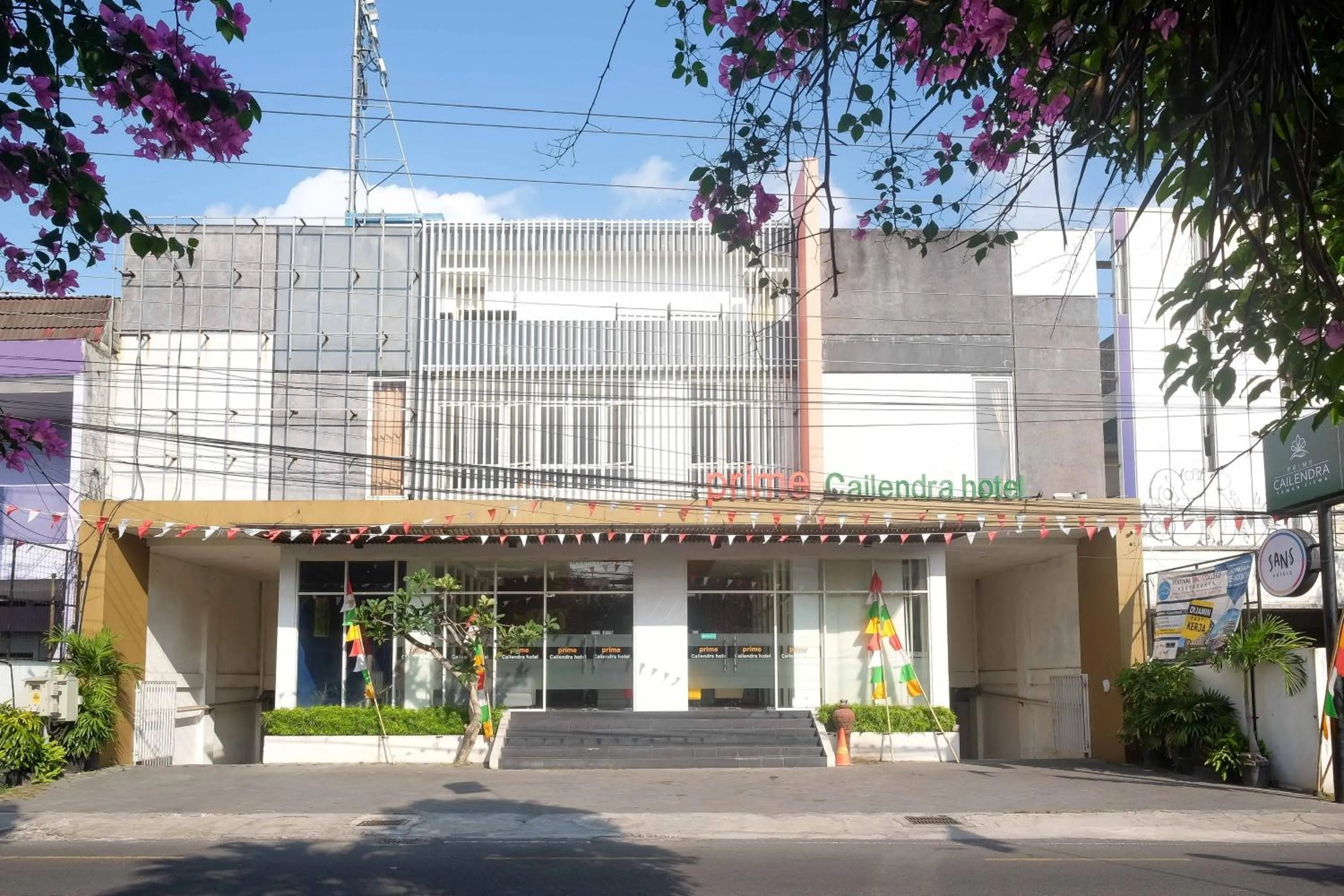 Facade/entrance in Sans Hotel Prime Cailendra Yogyakarta by RedDoorz