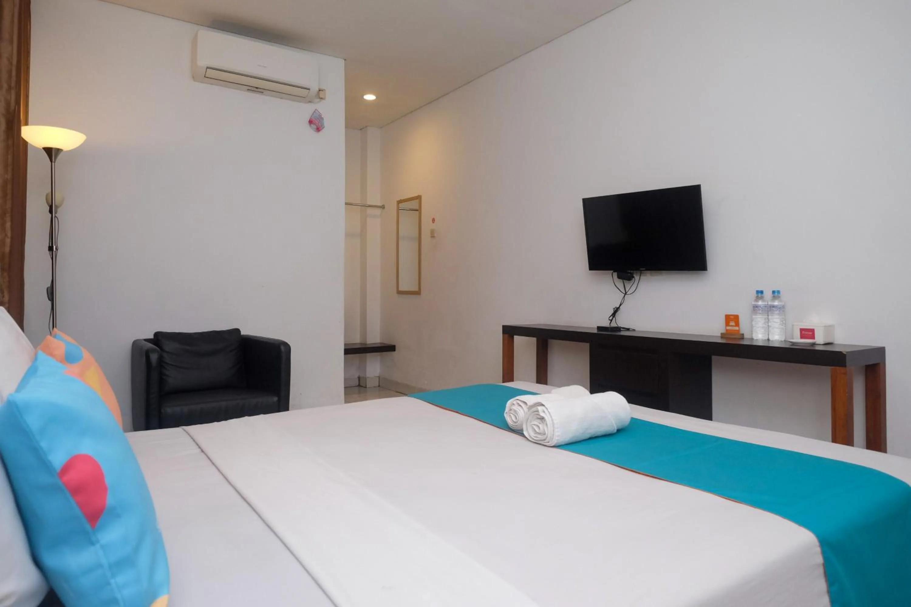 Bedroom, Bed in Sans Hotel Prime Cailendra Yogyakarta by RedDoorz