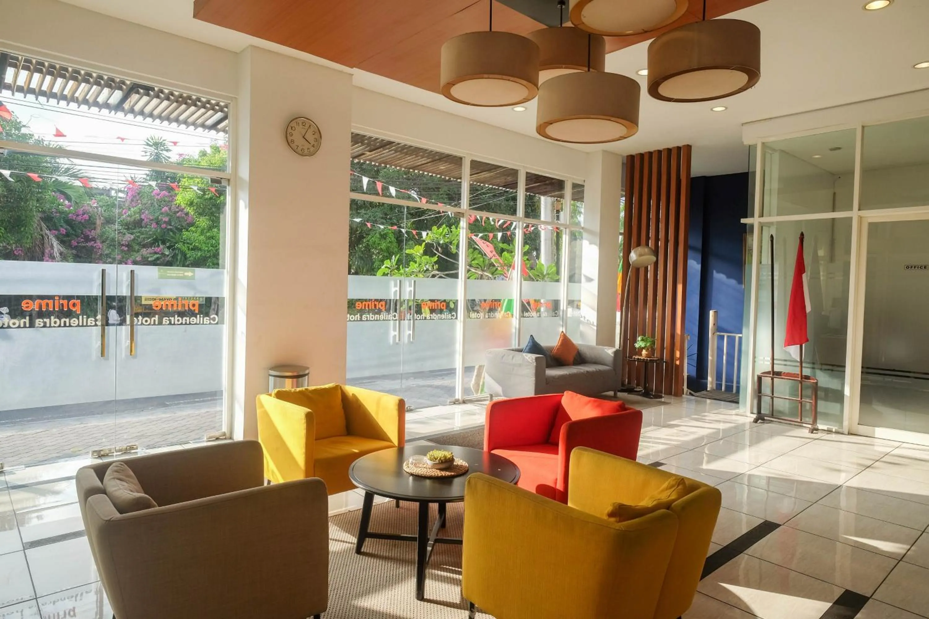 Seating area in Sans Hotel Prime Cailendra Yogyakarta by RedDoorz