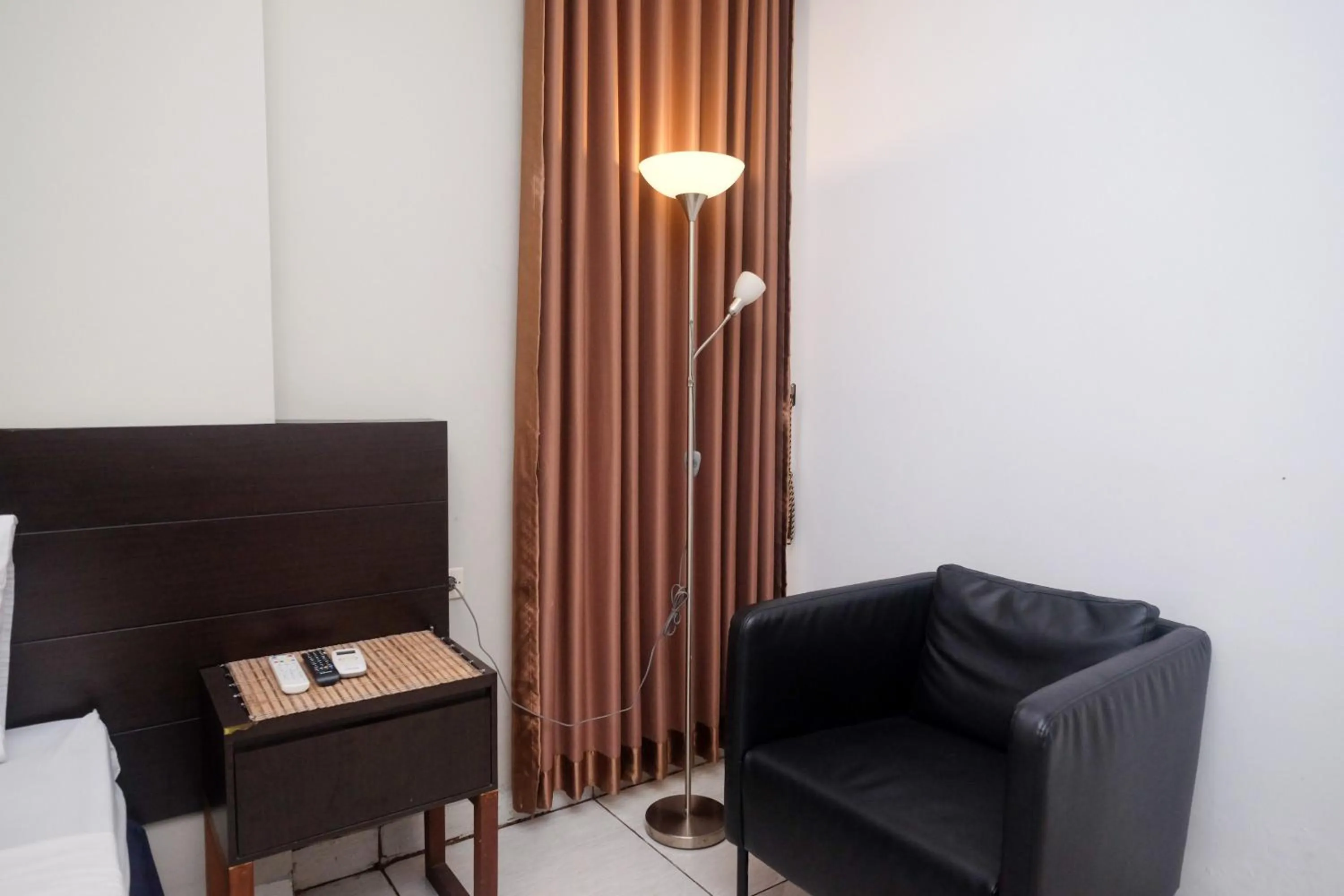 Seating area in Sans Hotel Prime Cailendra Yogyakarta by RedDoorz