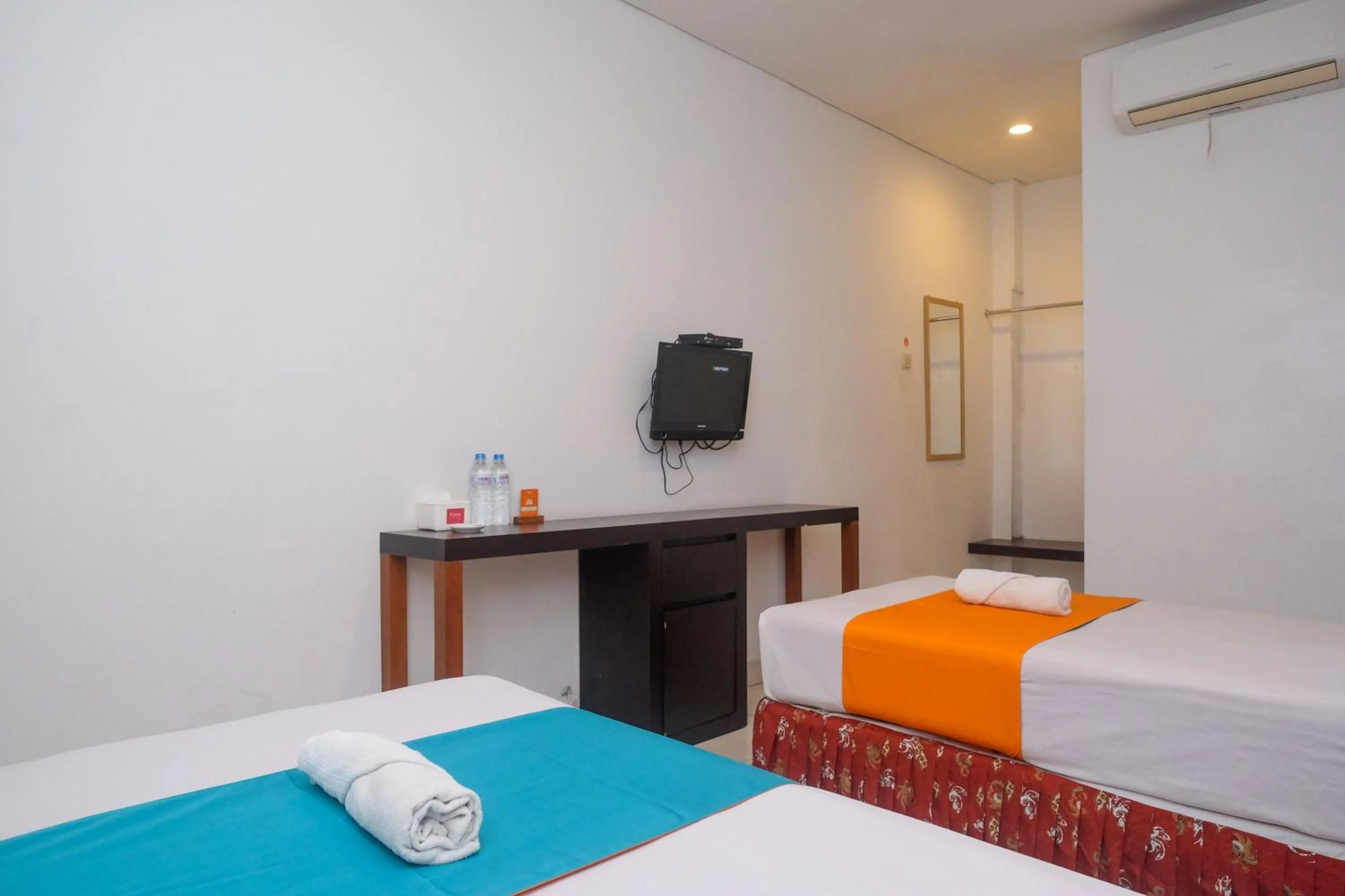 Bedroom, Bed in Sans Hotel Prime Cailendra Yogyakarta by RedDoorz