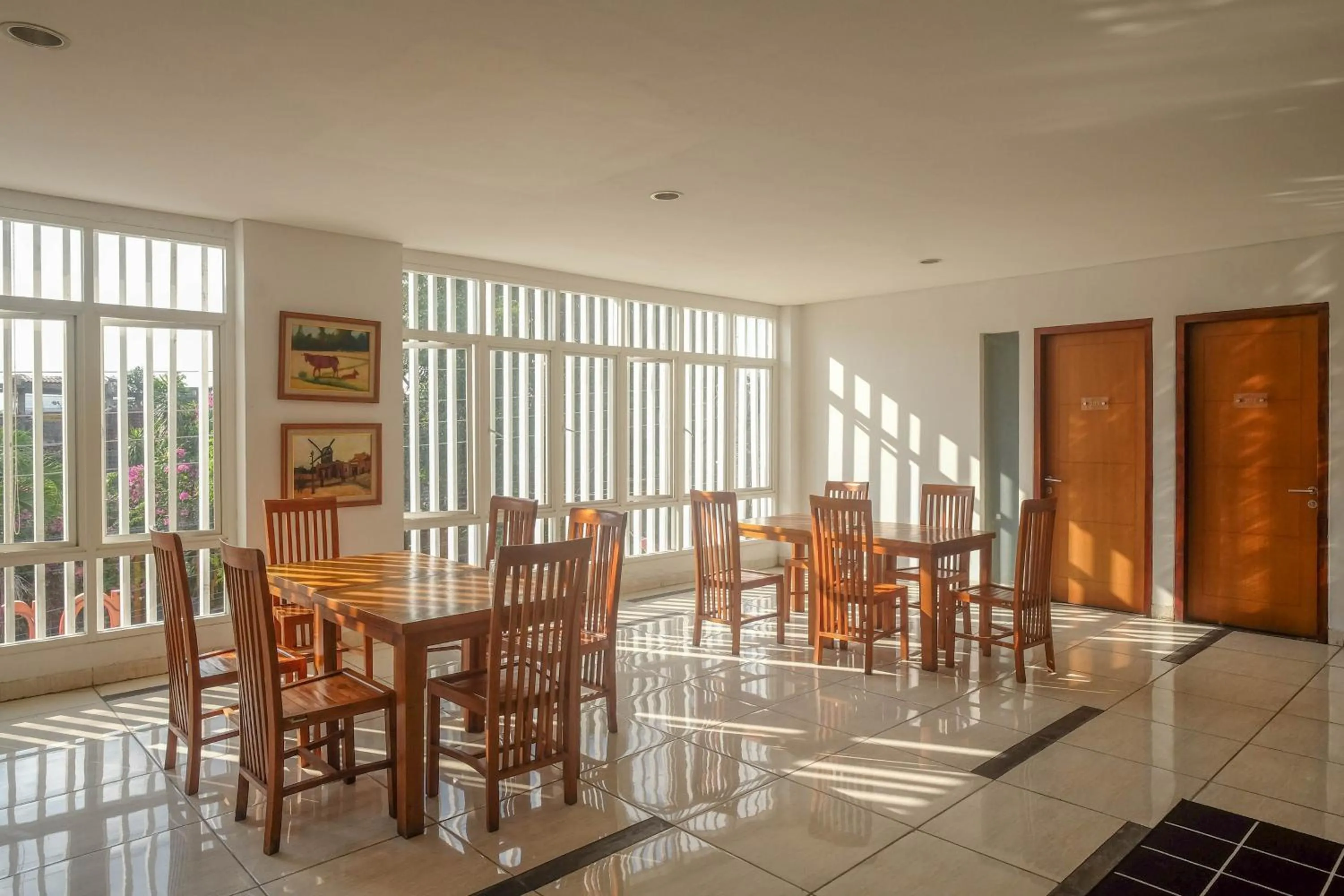 Seating area in Sans Hotel Prime Cailendra Yogyakarta by RedDoorz