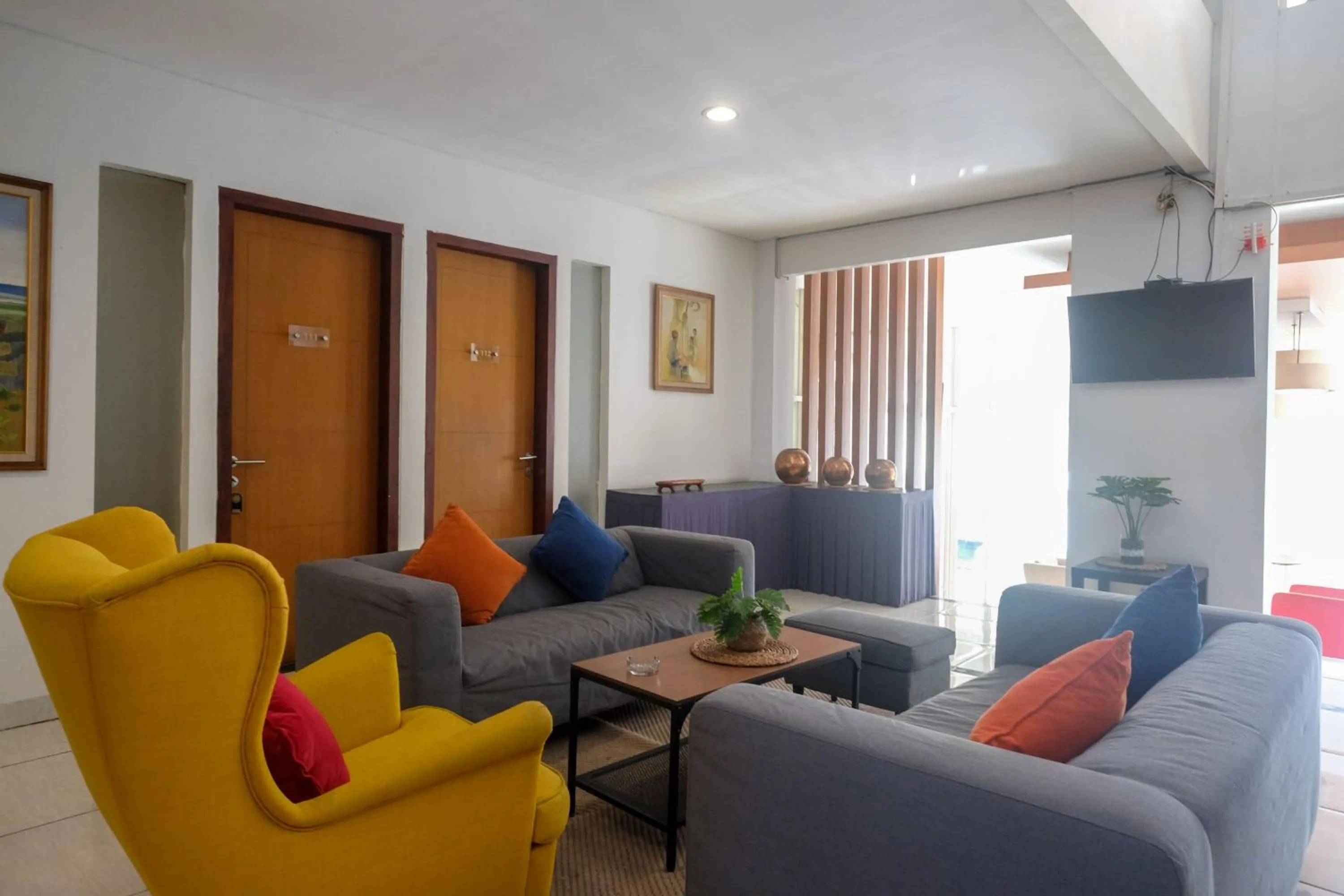 Seating area in Sans Hotel Prime Cailendra Yogyakarta by RedDoorz