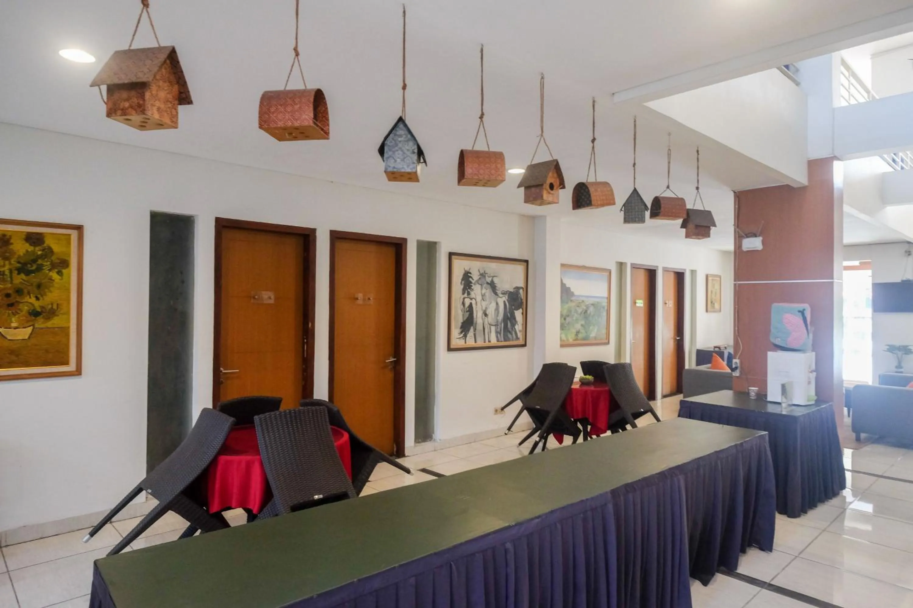 Seating area in Sans Hotel Prime Cailendra Yogyakarta by RedDoorz