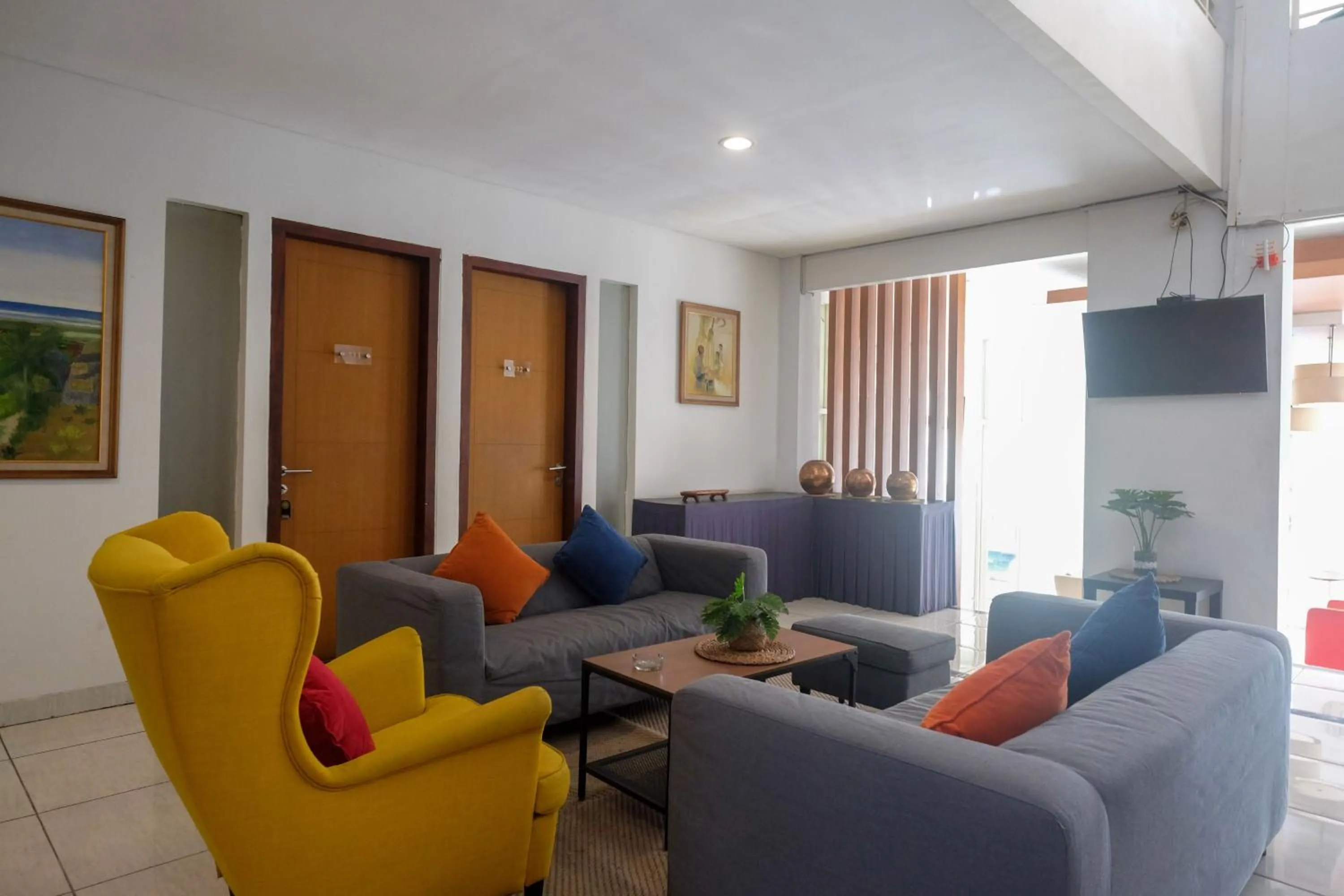 Seating area in Sans Hotel Prime Cailendra Yogyakarta by RedDoorz