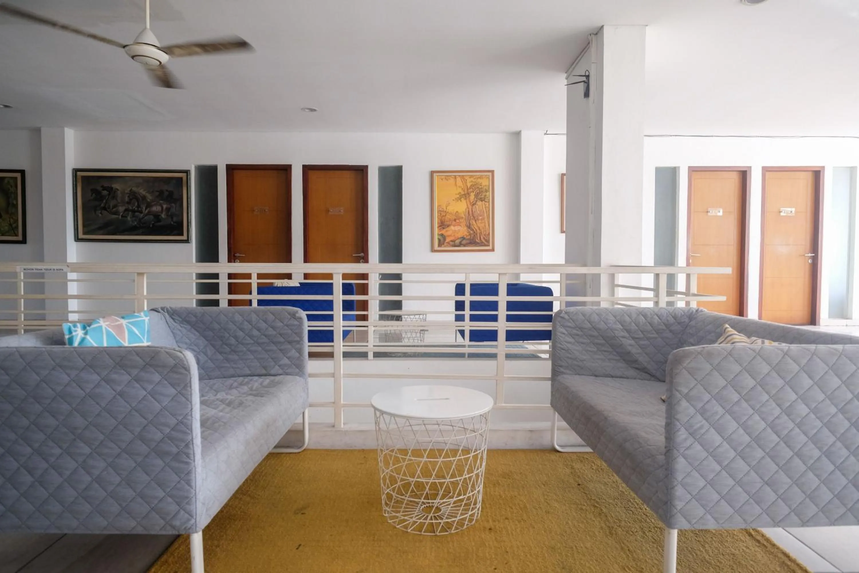 Seating area in Sans Hotel Prime Cailendra Yogyakarta by RedDoorz