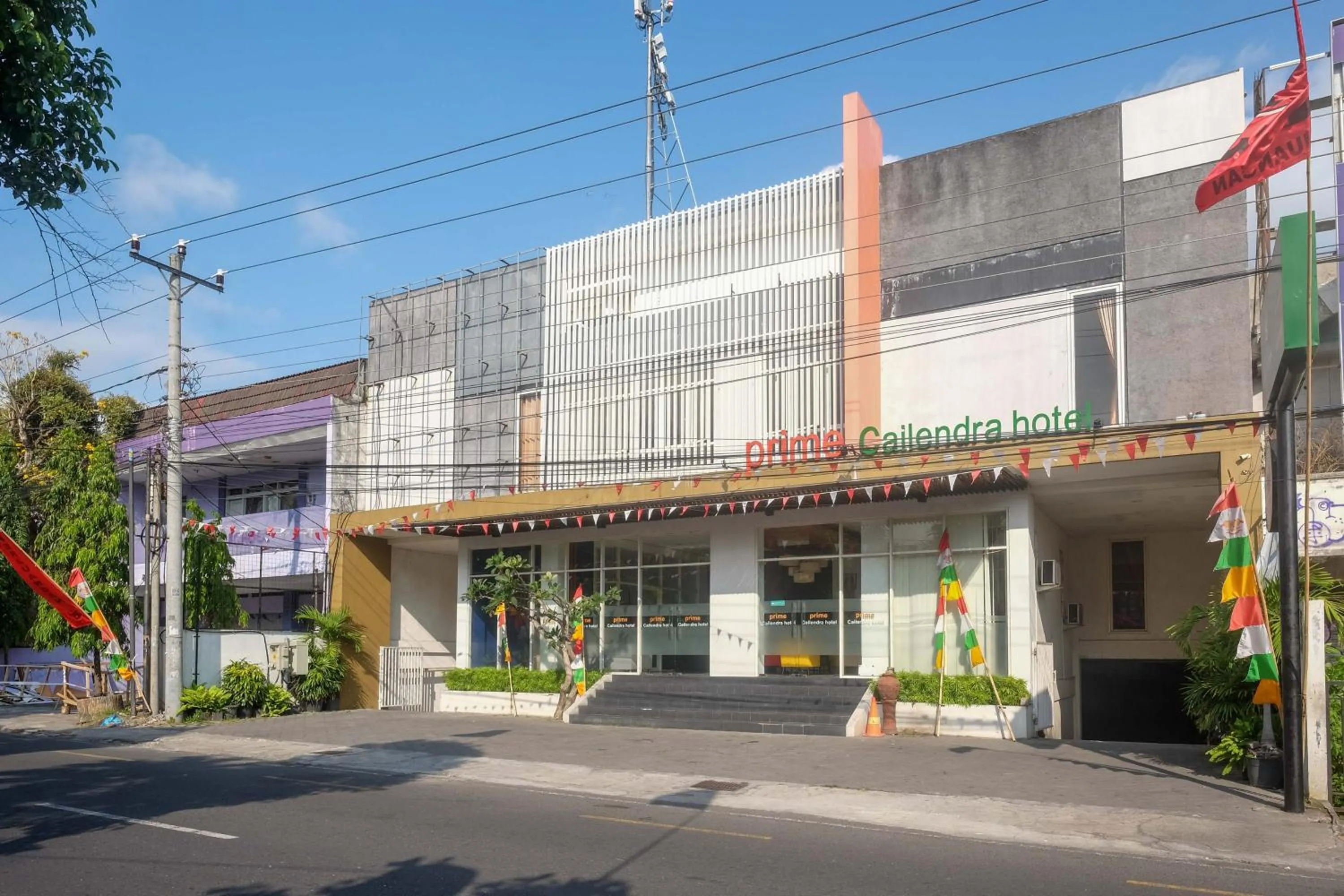 Facade/entrance in Sans Hotel Prime Cailendra Yogyakarta by RedDoorz