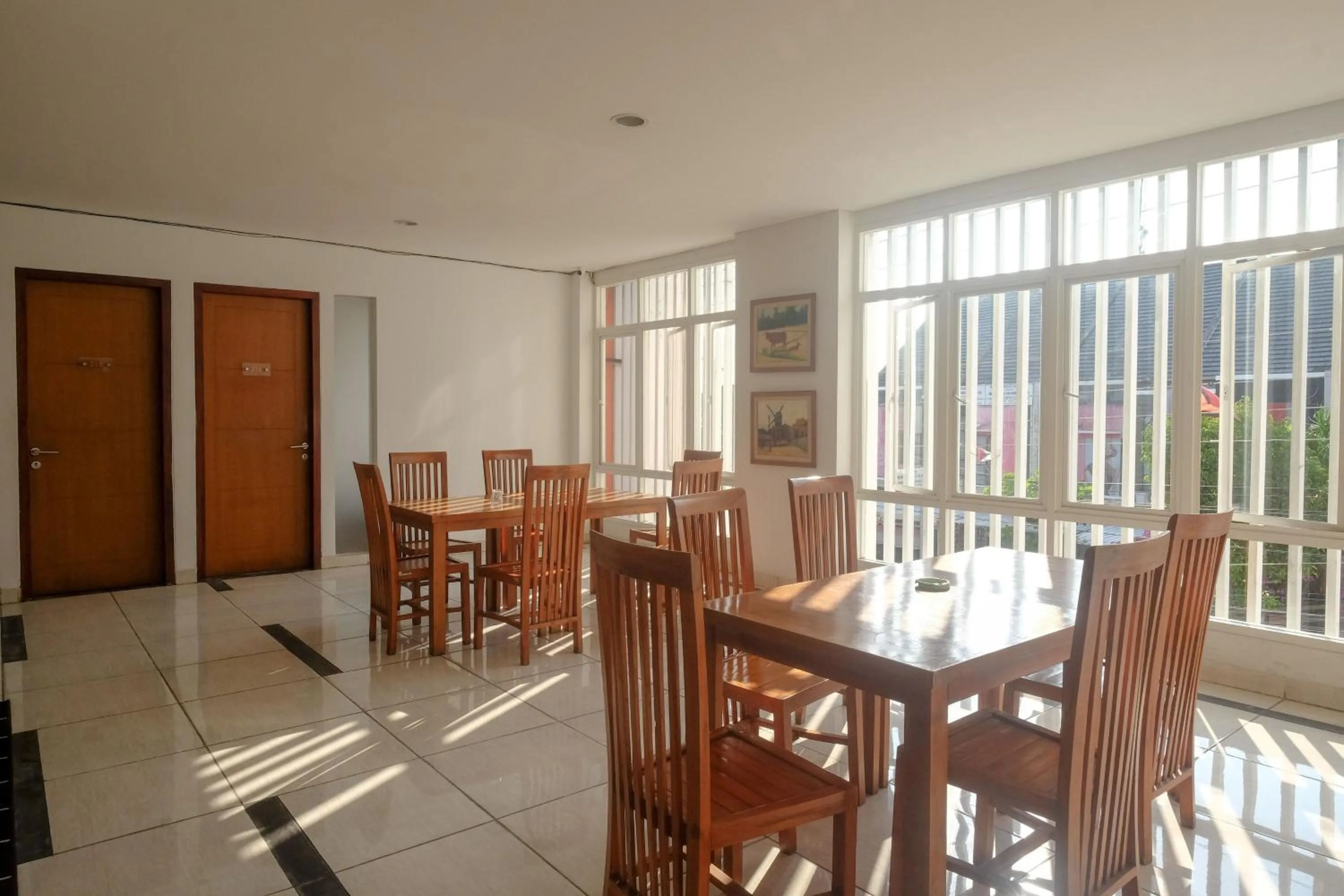 Seating area in Sans Hotel Prime Cailendra Yogyakarta by RedDoorz