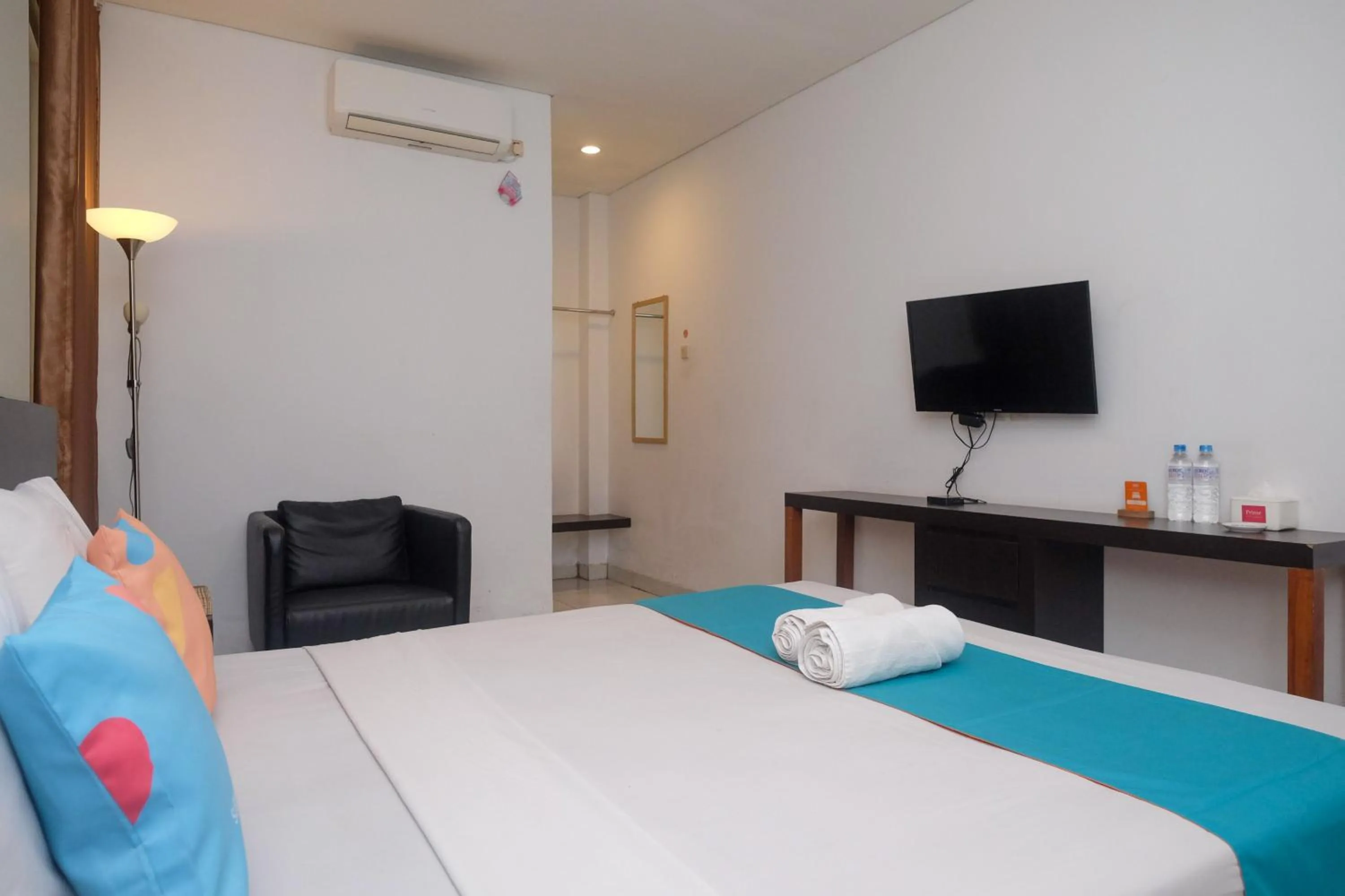 Bedroom, Bed in Sans Hotel Prime Cailendra Yogyakarta by RedDoorz