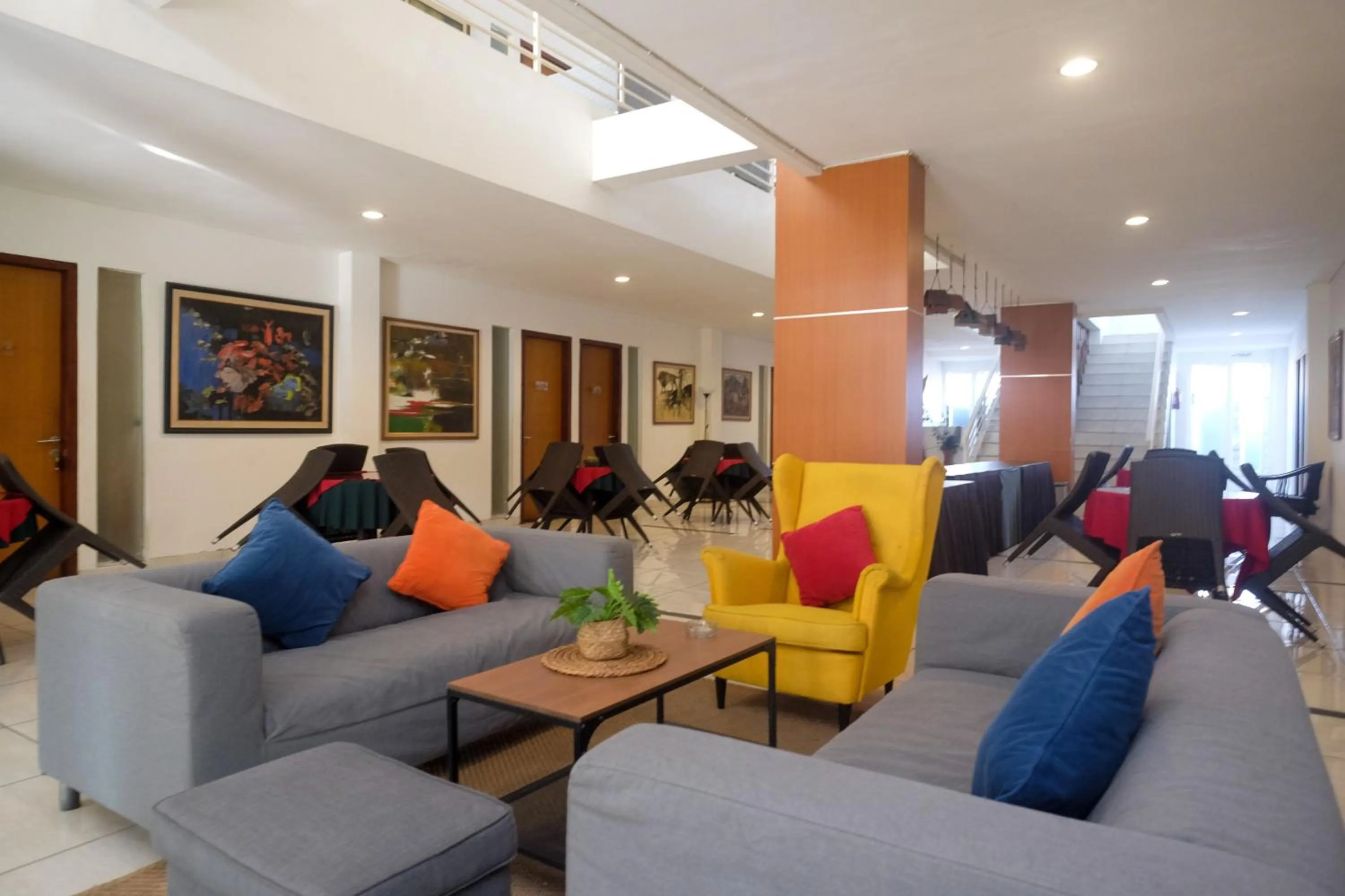 Seating area in Sans Hotel Prime Cailendra Yogyakarta by RedDoorz