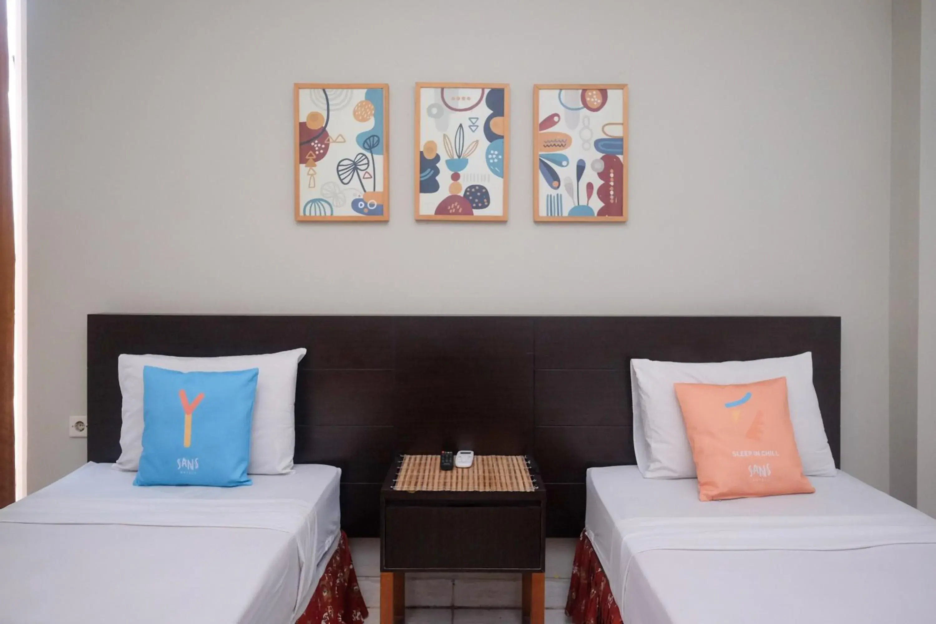 Deluxe Twin Room in Sans Hotel Prime Cailendra Yogyakarta by RedDoorz Deluxe Twin Room in Sans Hotel Prime Cailendra Yogyakarta by RedDoorz