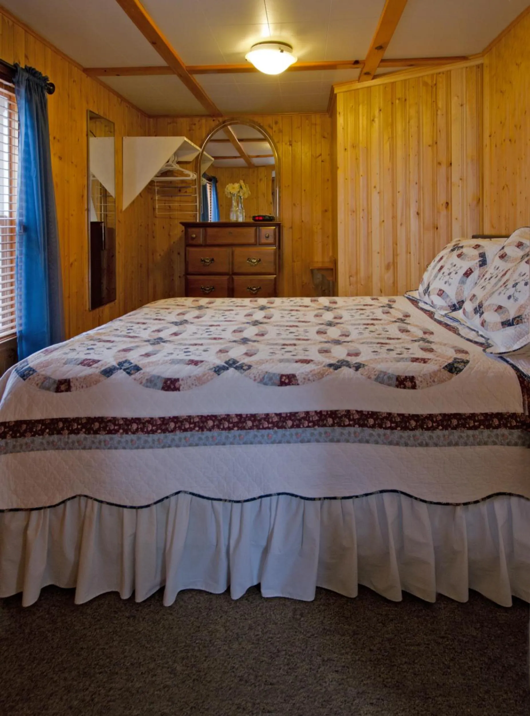 Bedroom, Bed in Mackenzie Motel & Cottages