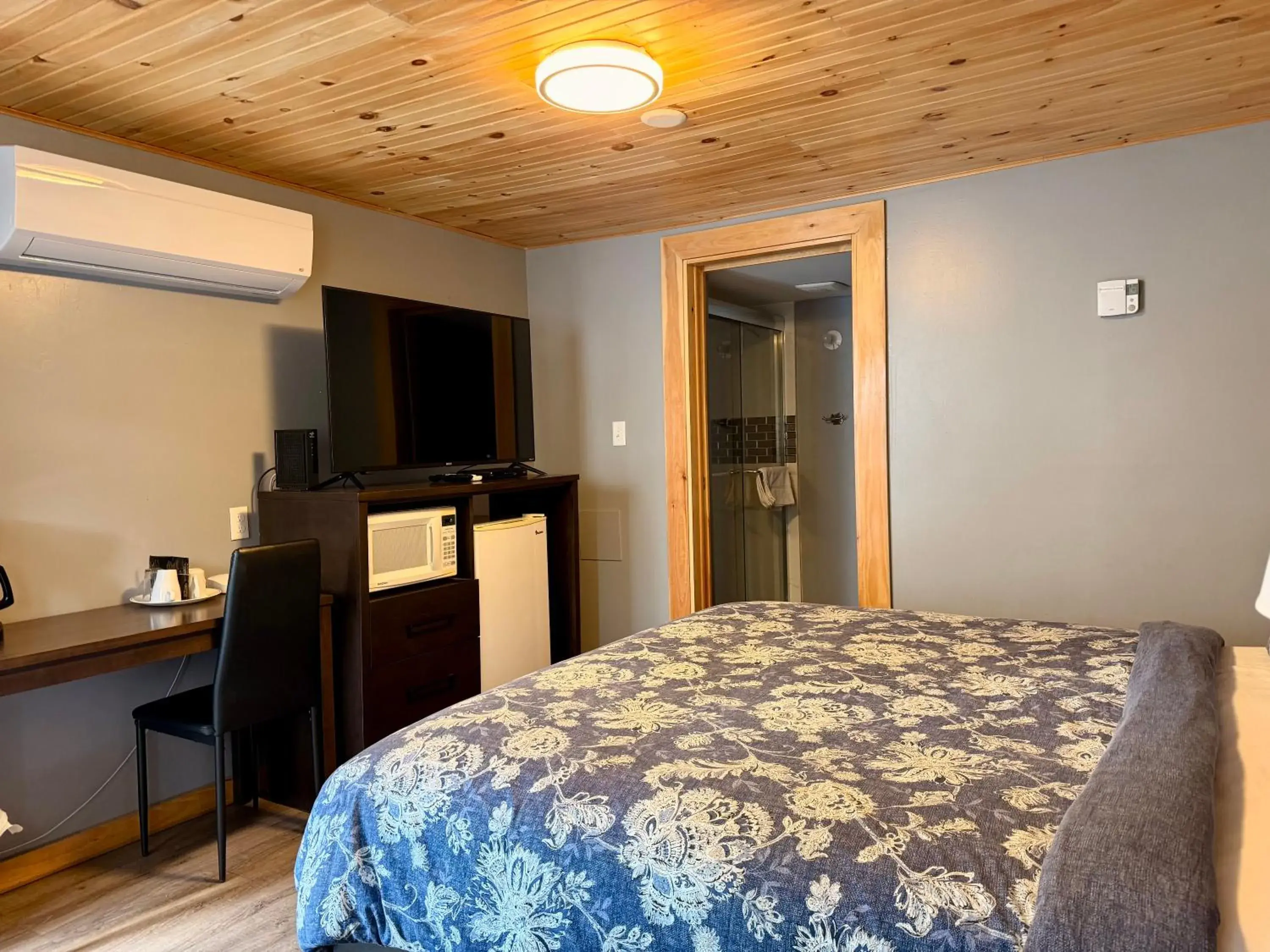 Deluxe King Suite in Mackenzie Motel & Cottages Deluxe King Suite in Mackenzie Motel & Cottages