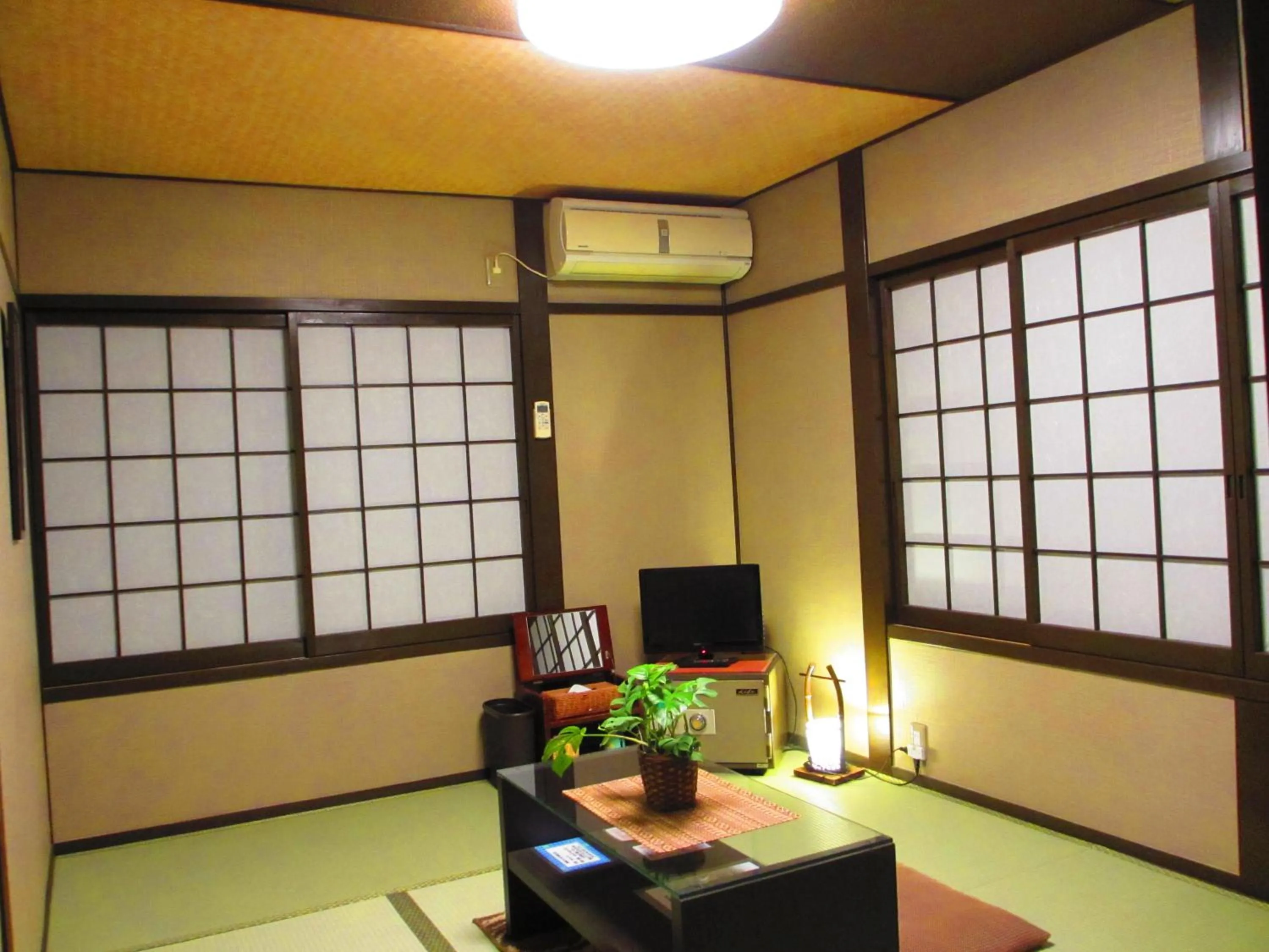 Photo of the whole room in Ryoso Chatani