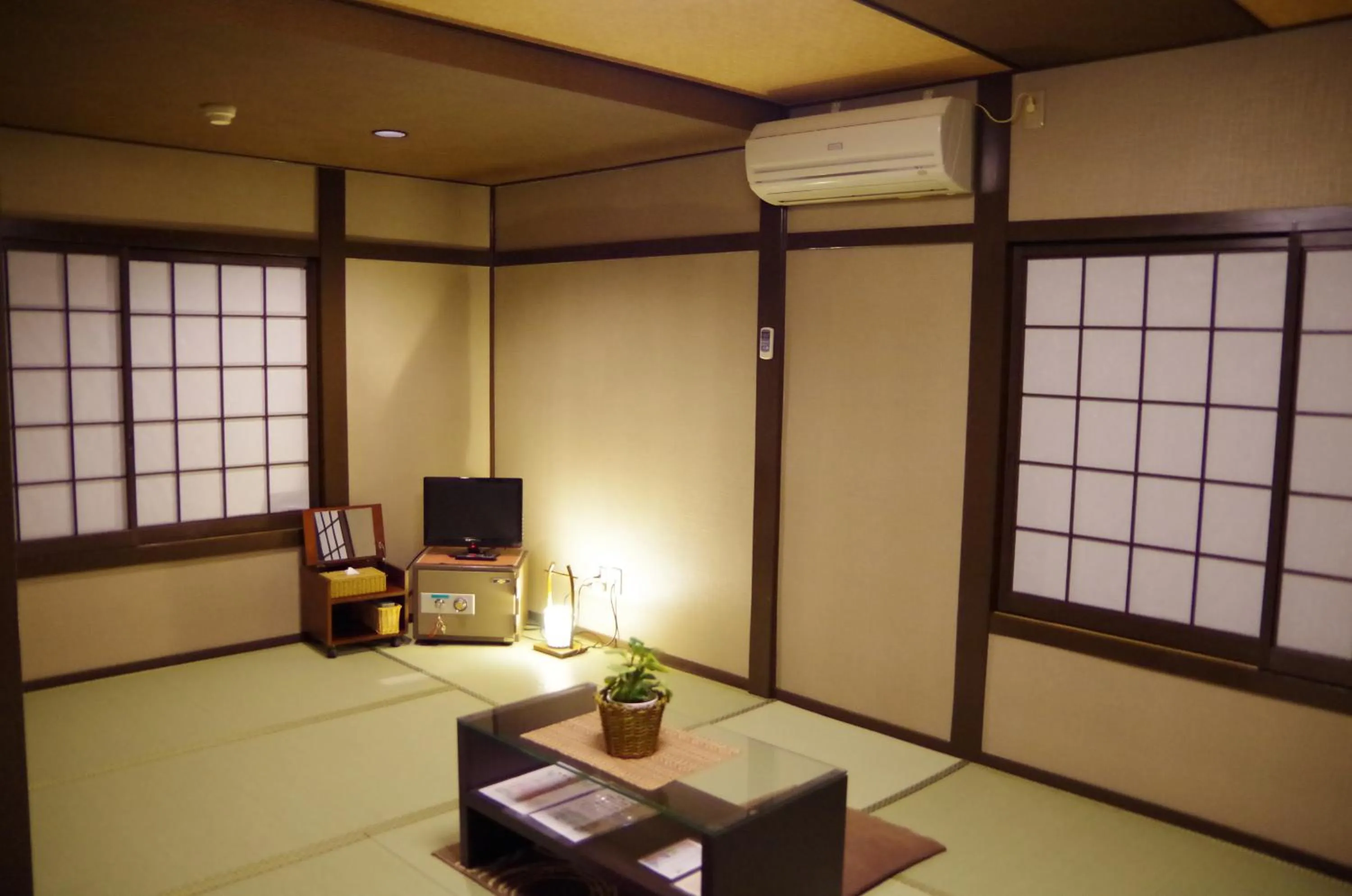Photo of the whole room in Ryoso Chatani