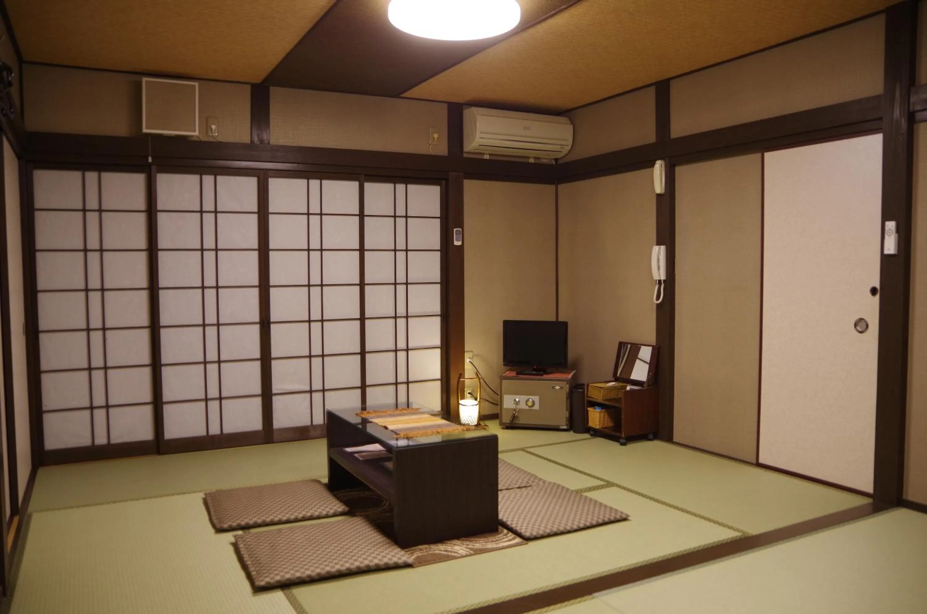 Photo of the whole room in Ryoso Chatani