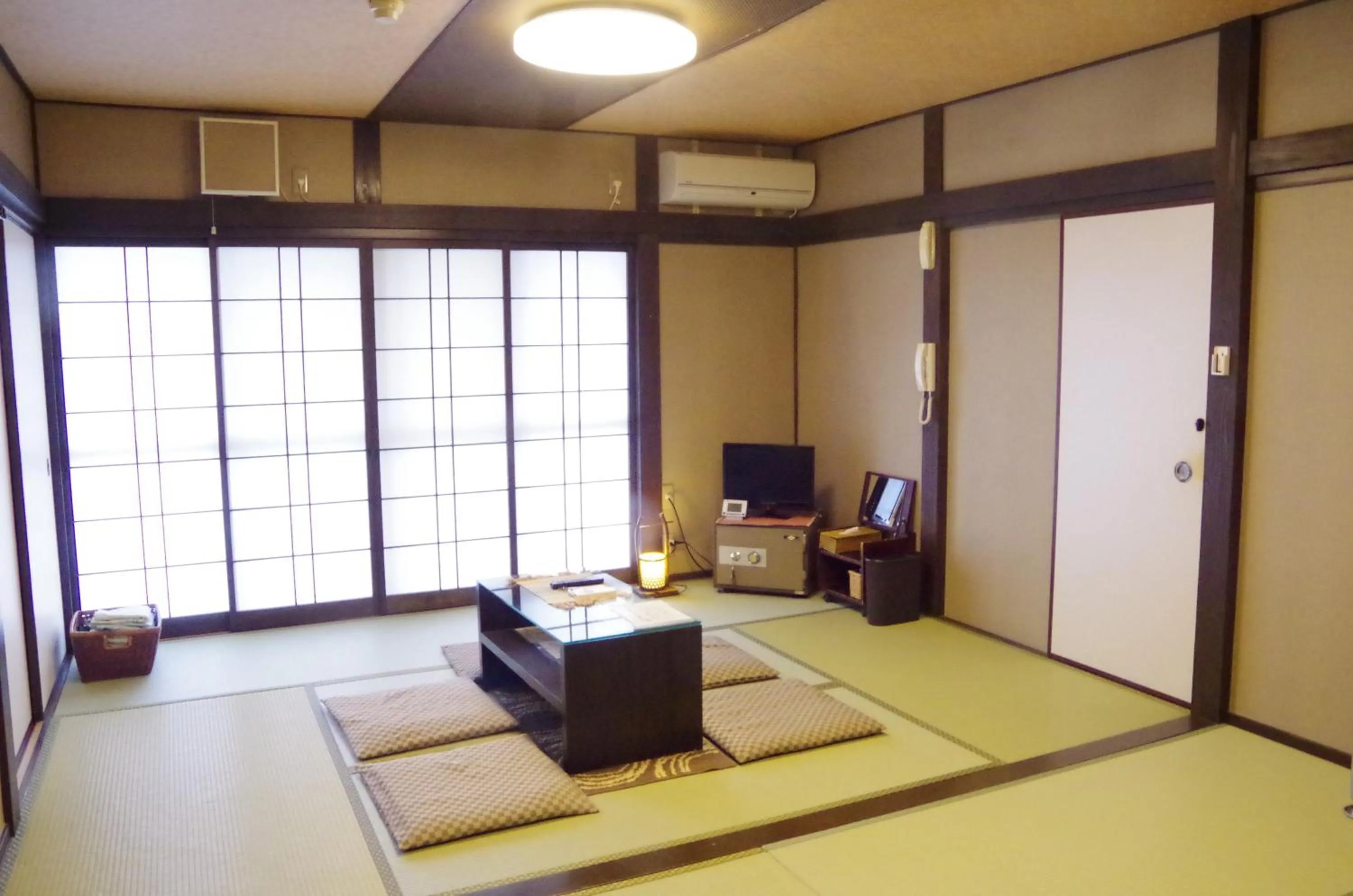 Photo of the whole room in Ryoso Chatani