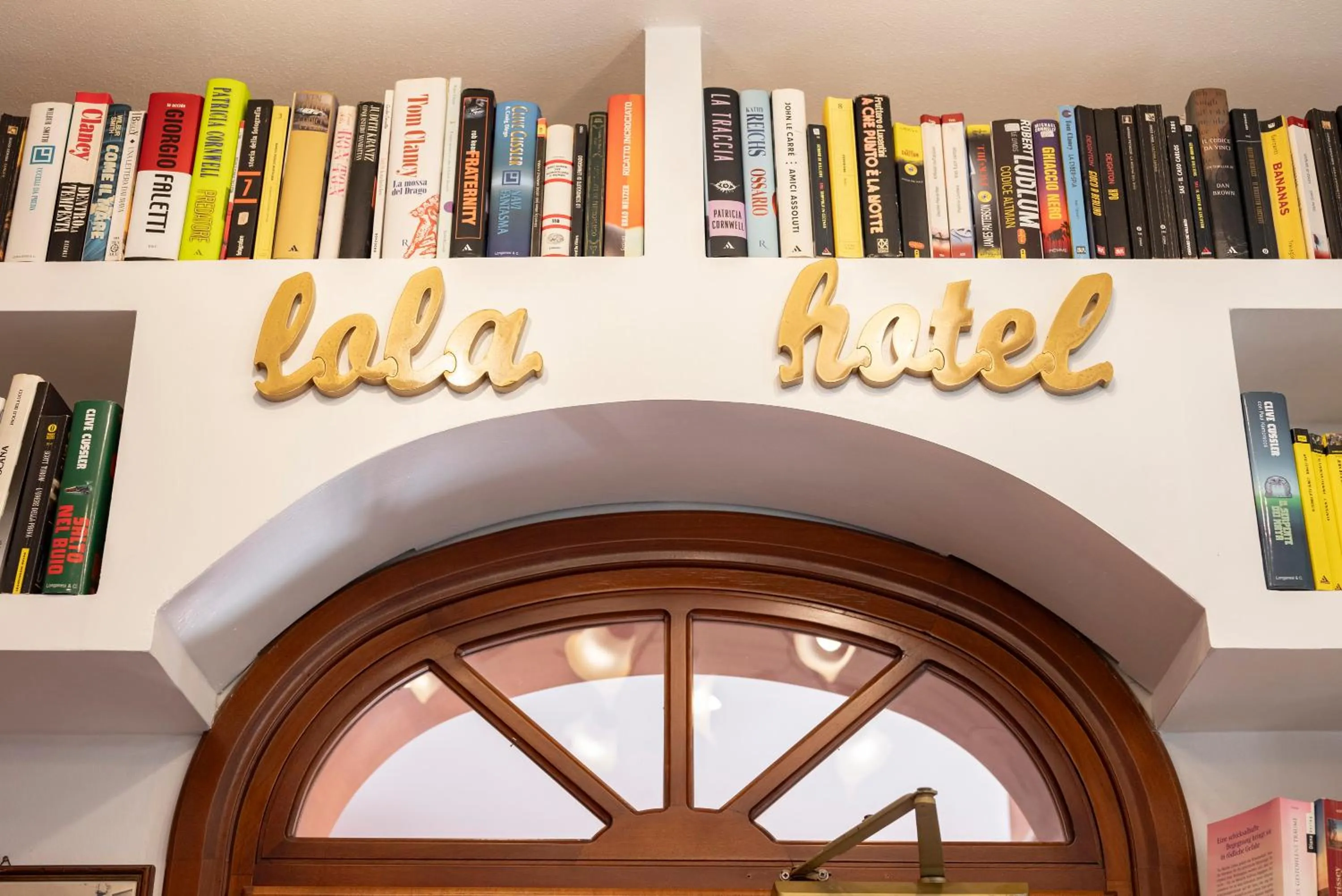 Library in Lola Piccolo Hotel e Appartamenti